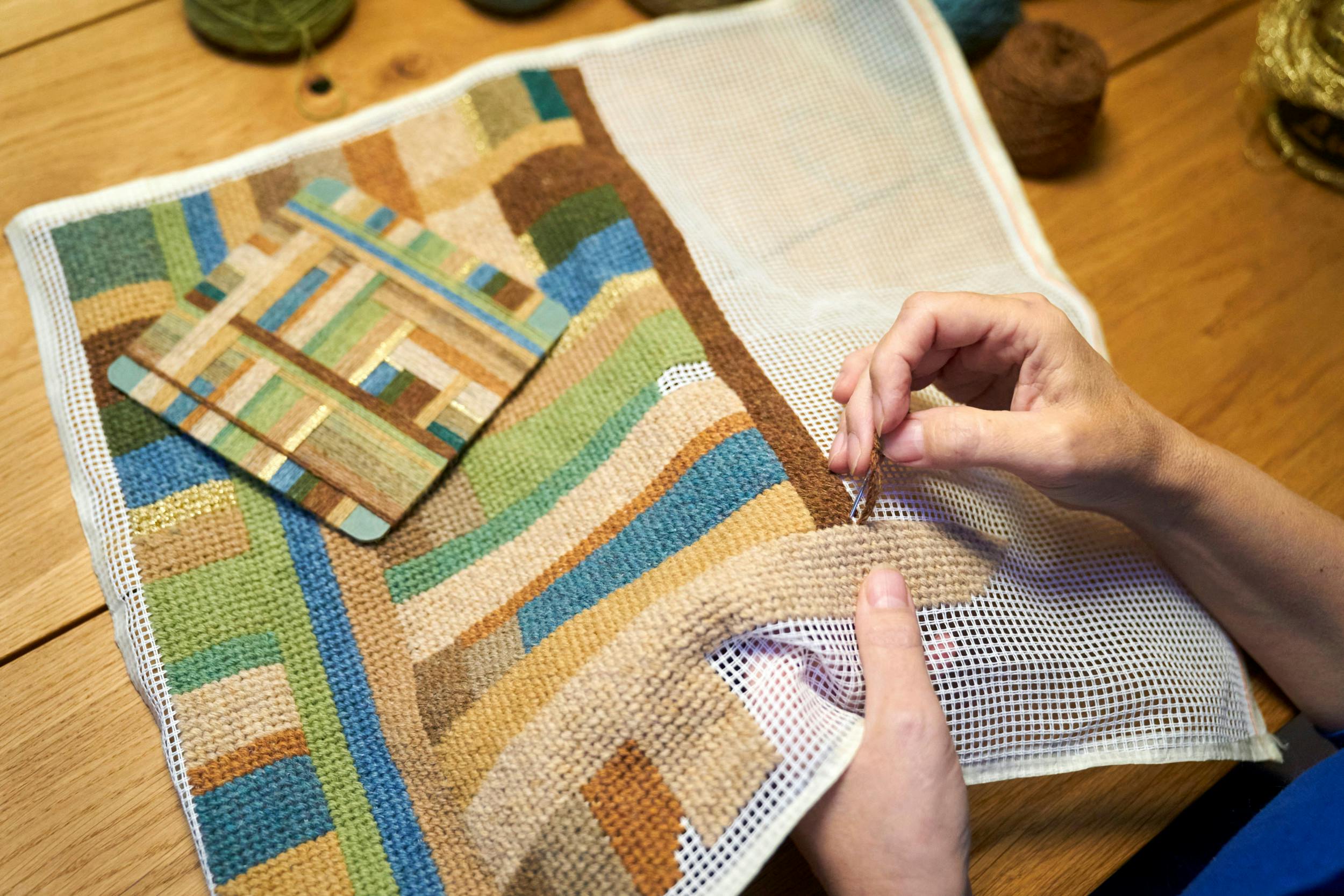 Anne elsker at arbejde med nye projekter, her er et nyt design, som hun har lavet ud fra et viklebillede.