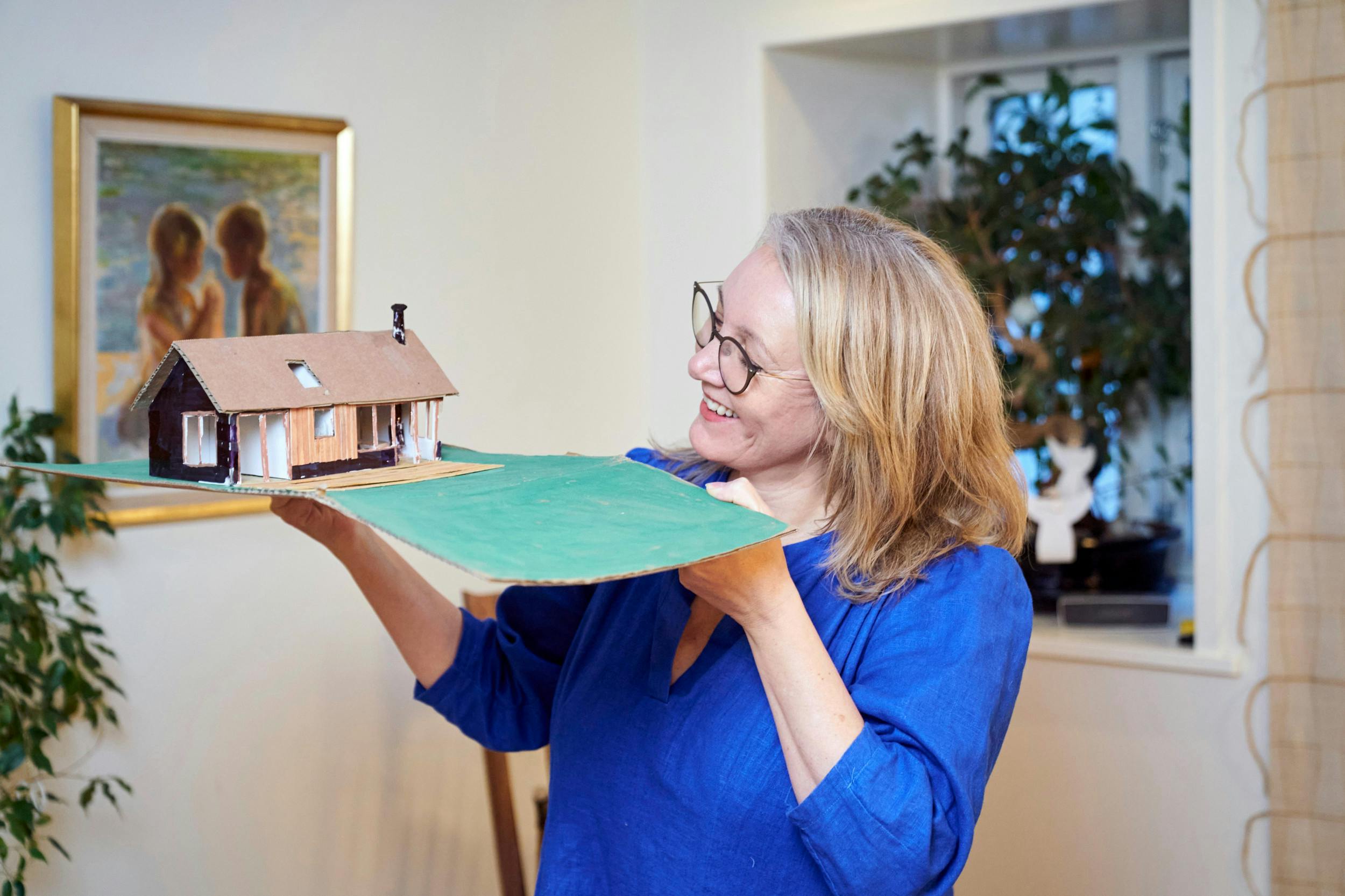 De senere år har Anne Kirketerp kastet sig over boliger – her ses en af hendes modeller af familiens nye sommerhus.