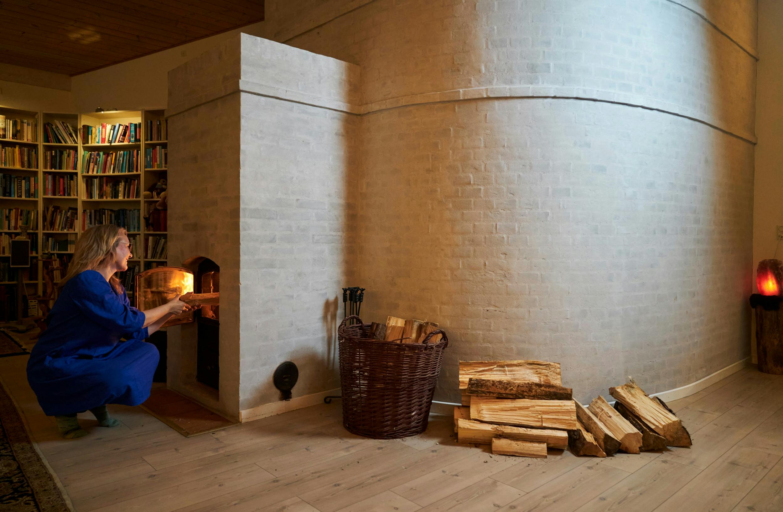 Den runde væg ved siden af masseovnen har Anne Kirketerp selv været med til at bygge.