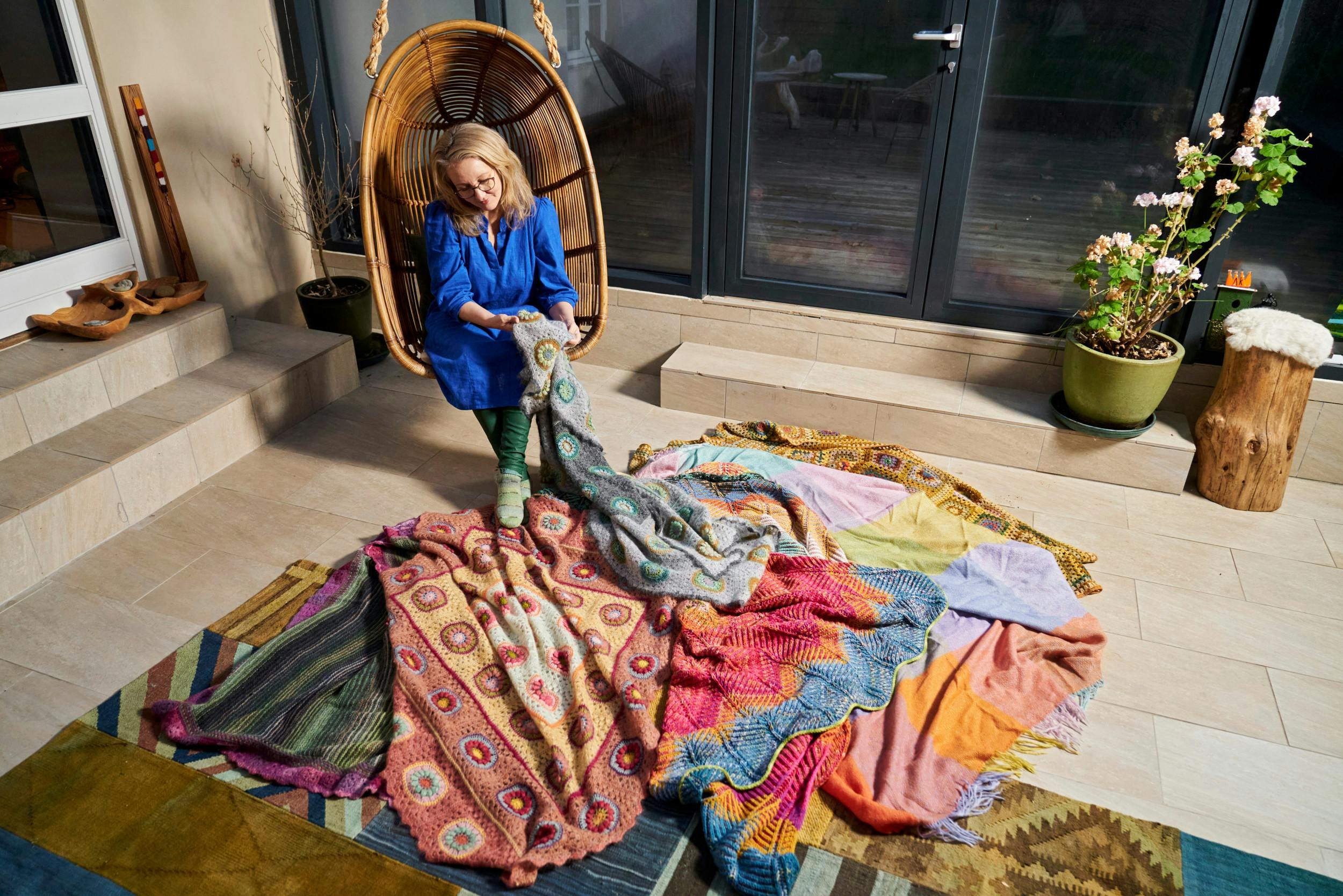 Tæpper er en af Anne Kirketerps yndlingsbeskæftigelser, her ses et udsnit af nogle af de tæpper, hun har hæklet, strikket og vævet.