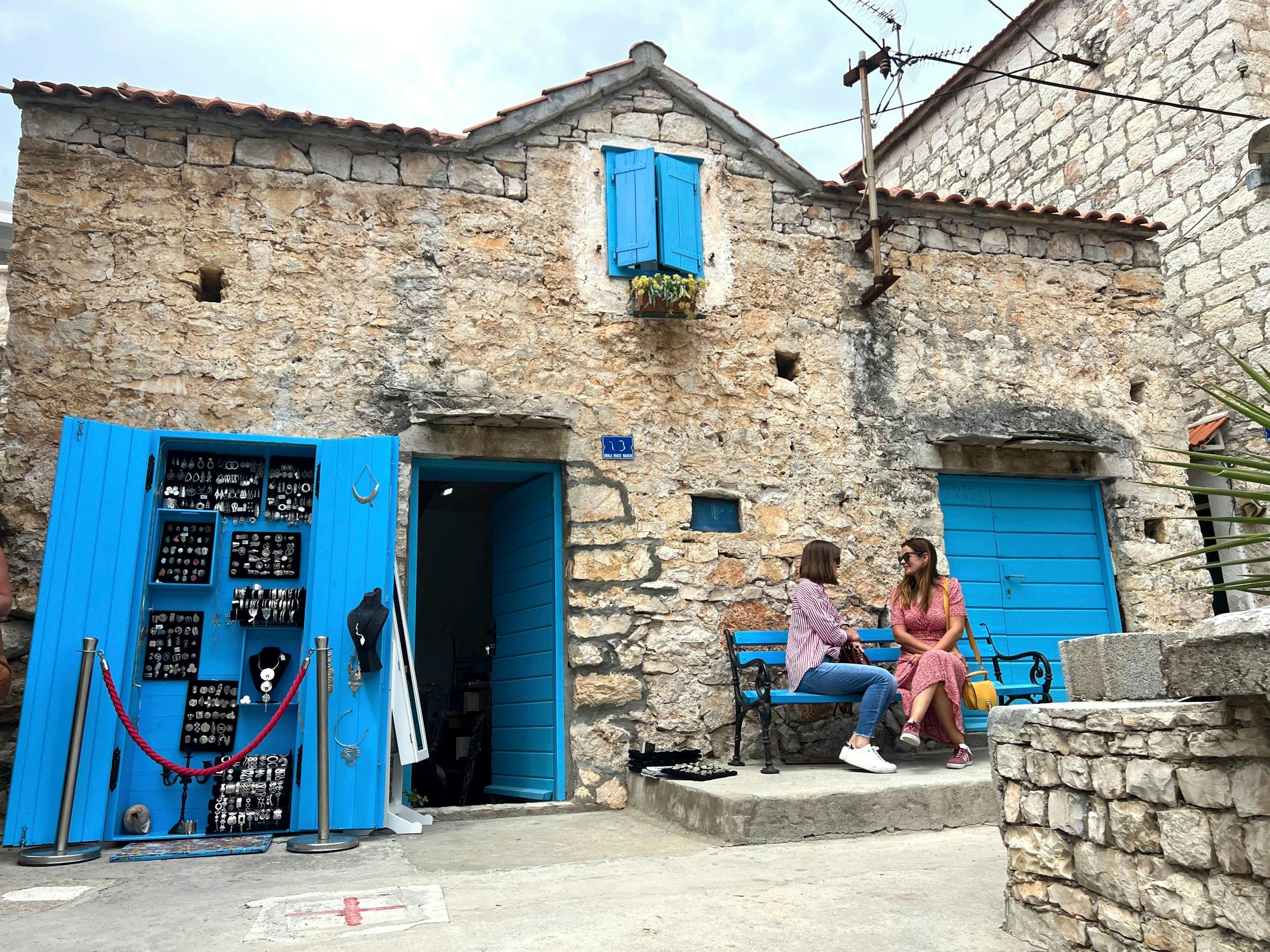 Šolta er hjemsted for flere charmerende byer og landsbyer, herunder Stomorska, Maslinica, Grohote og Necujam, hvor du kan opleve det lokale liv og kultur.