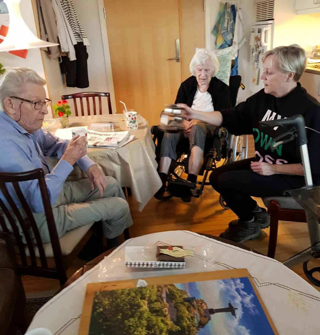 Dorthe og hendes søster delte opgaverne hos forældrene mellem sig, men det tærede på dem og på deres far. Bedre blev det, da forældrene flyttede på plejehjem, og der var overskud til at være sammen på en anden måde.