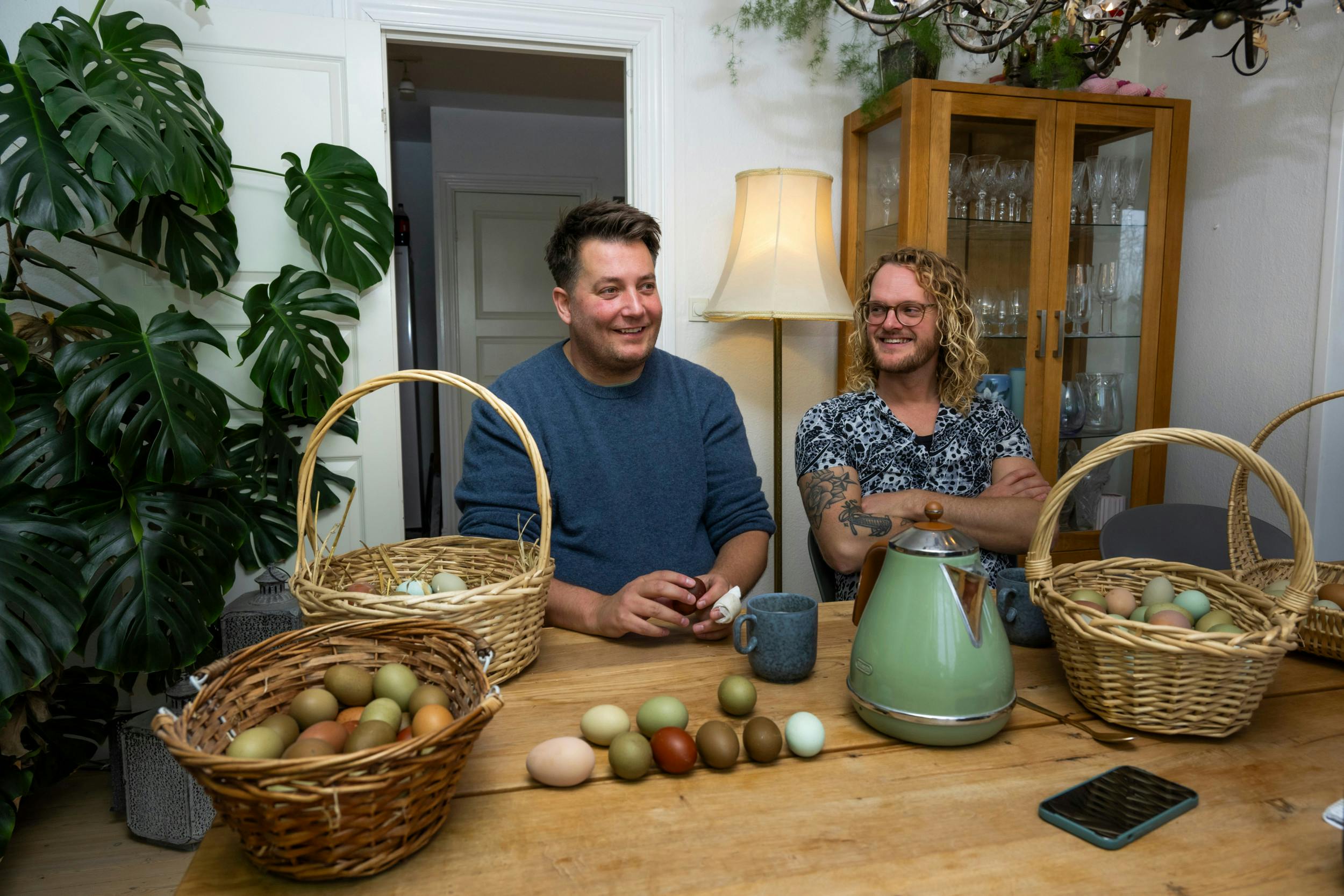 Hos Janus og Kåre kan man nyde sin kaffe til lyden af klukkende høner lige nedenunder spisestuegulvet.