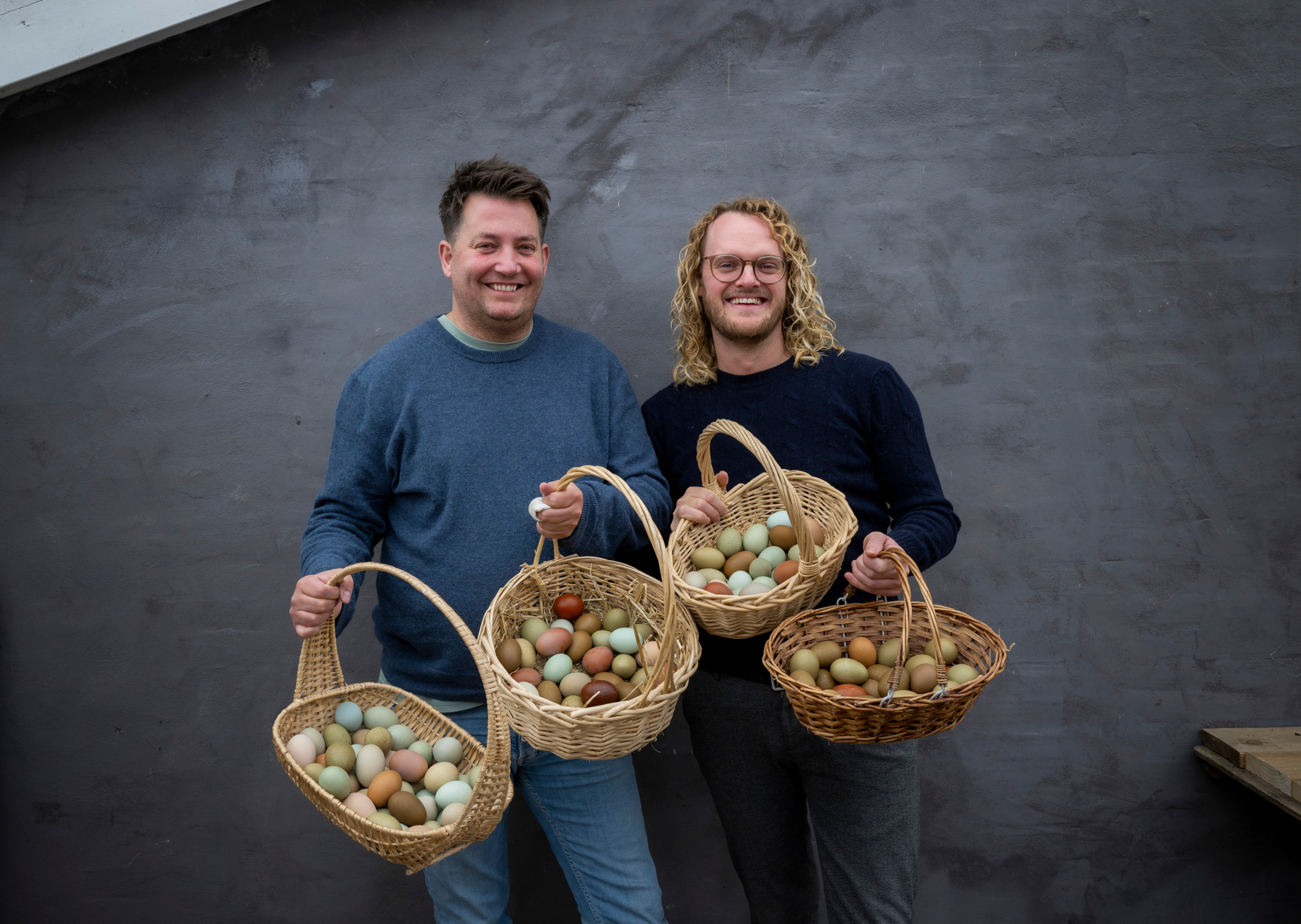 Mændene med æggene er 44-årige Janus Berg (t.v.) og 36-årige Kåre Stigel.