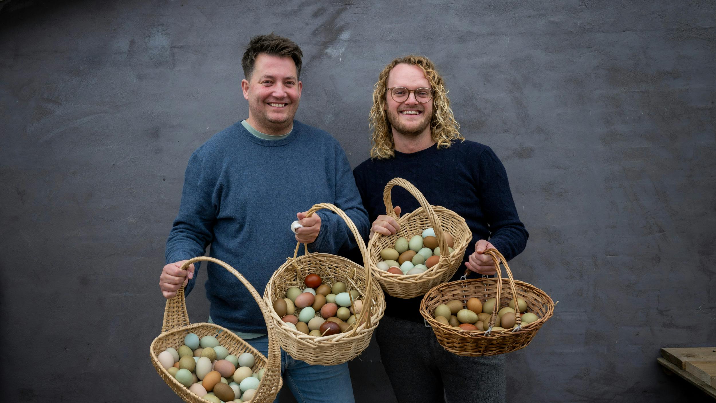 Mændene med æggene er 44-årige Janus Berg (t.v.) og 36-årige Kåre Stigel.