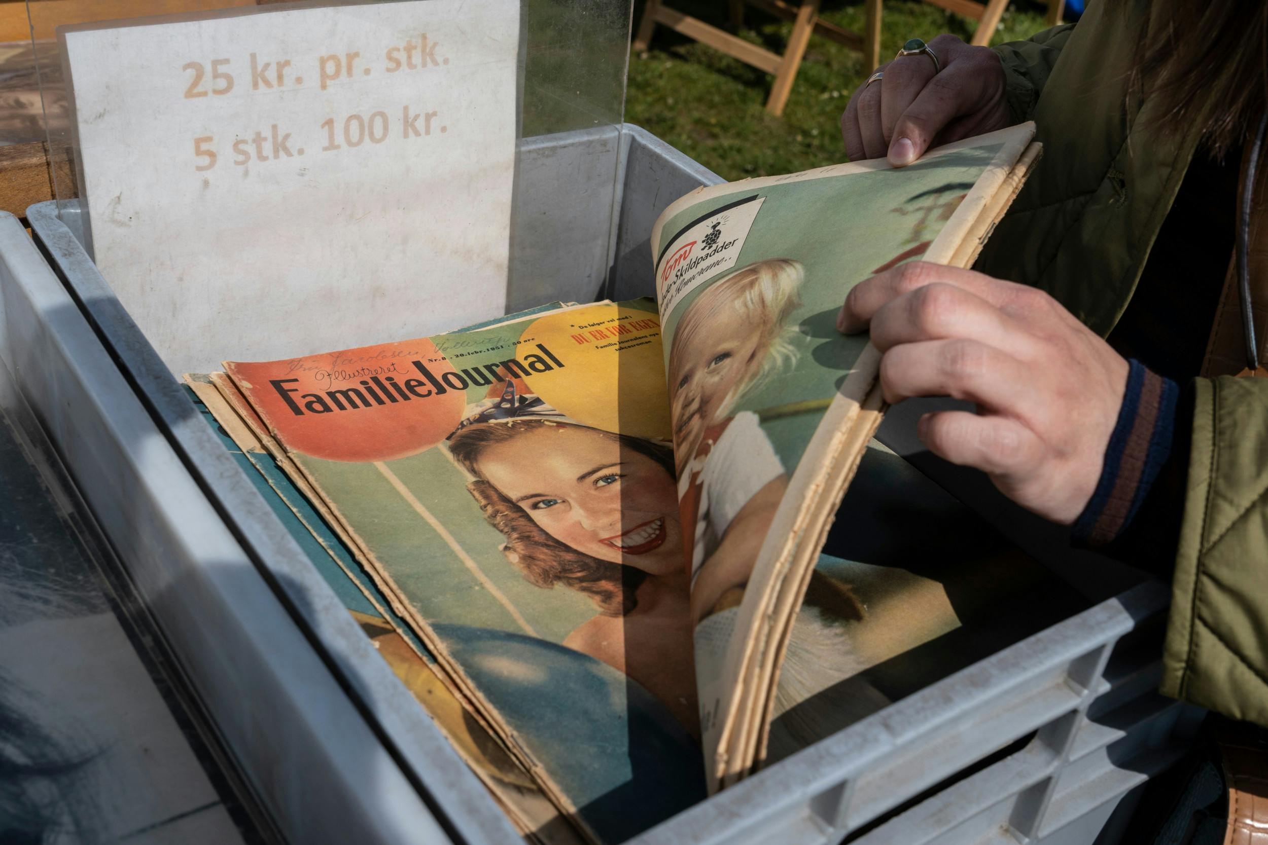 Her kan man finde keramik til 30 kr., figurer af veteranbiler til 500 kr. og ikke mindst gamle, unikke ugeblade.