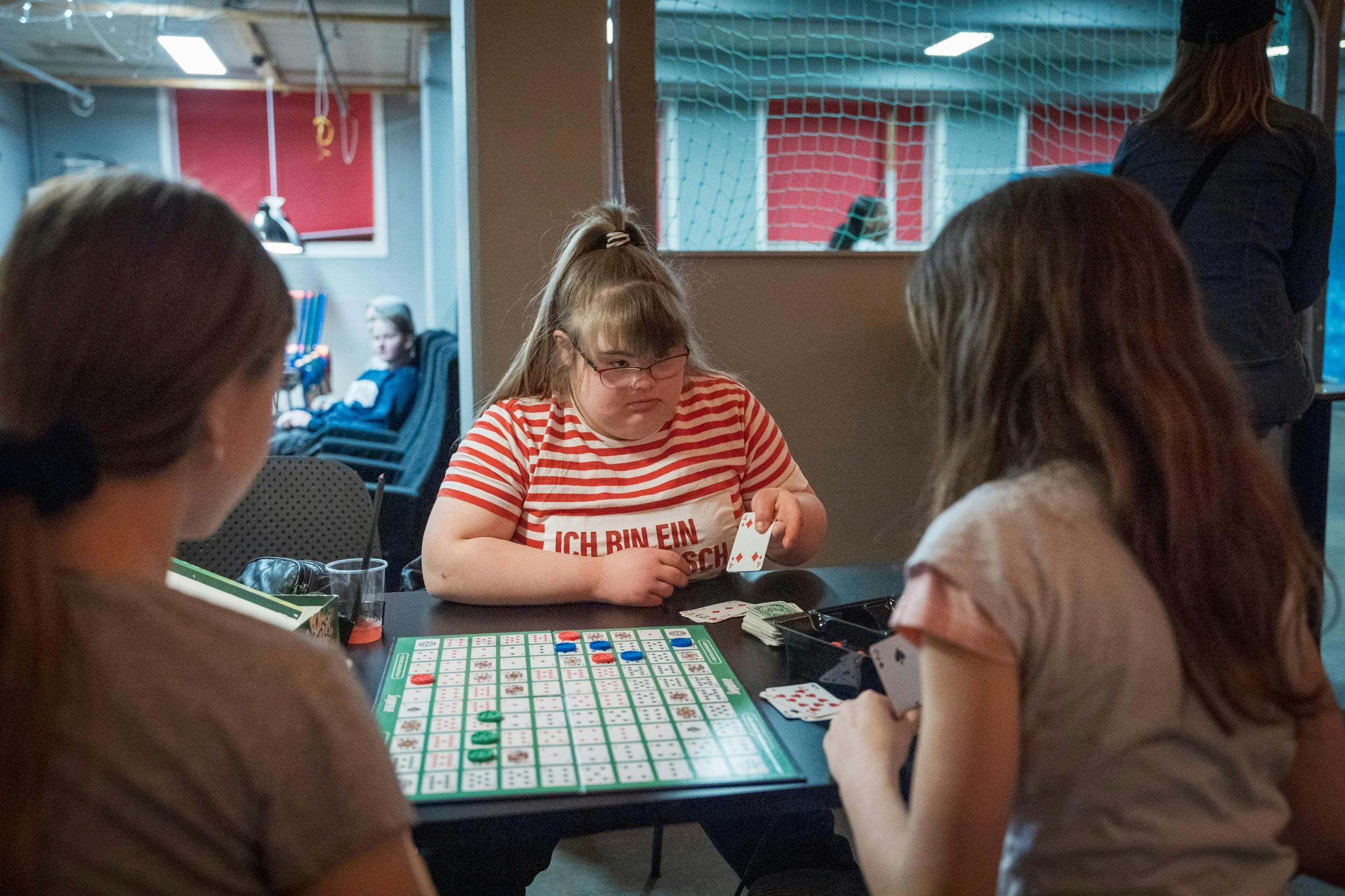 Der er altid noget lave i klubben, og Myra er ikke bange for at spørge, om nogen vil være med til at spille.