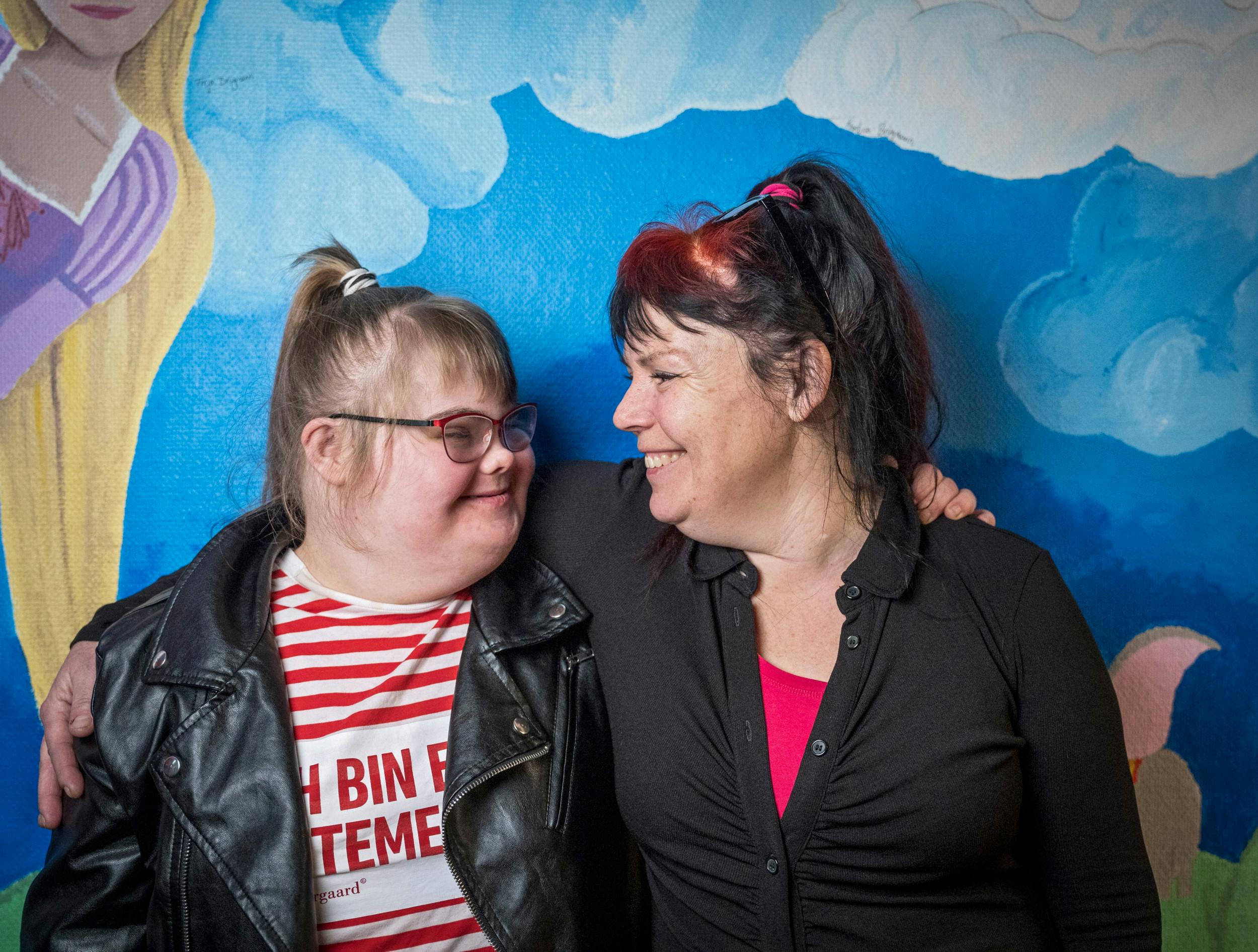 Thora Kjøller-Hansen er glad for, at Myra hver onsdag kan gå i klub og være sammen med sine venner ligesom alle andre unge.