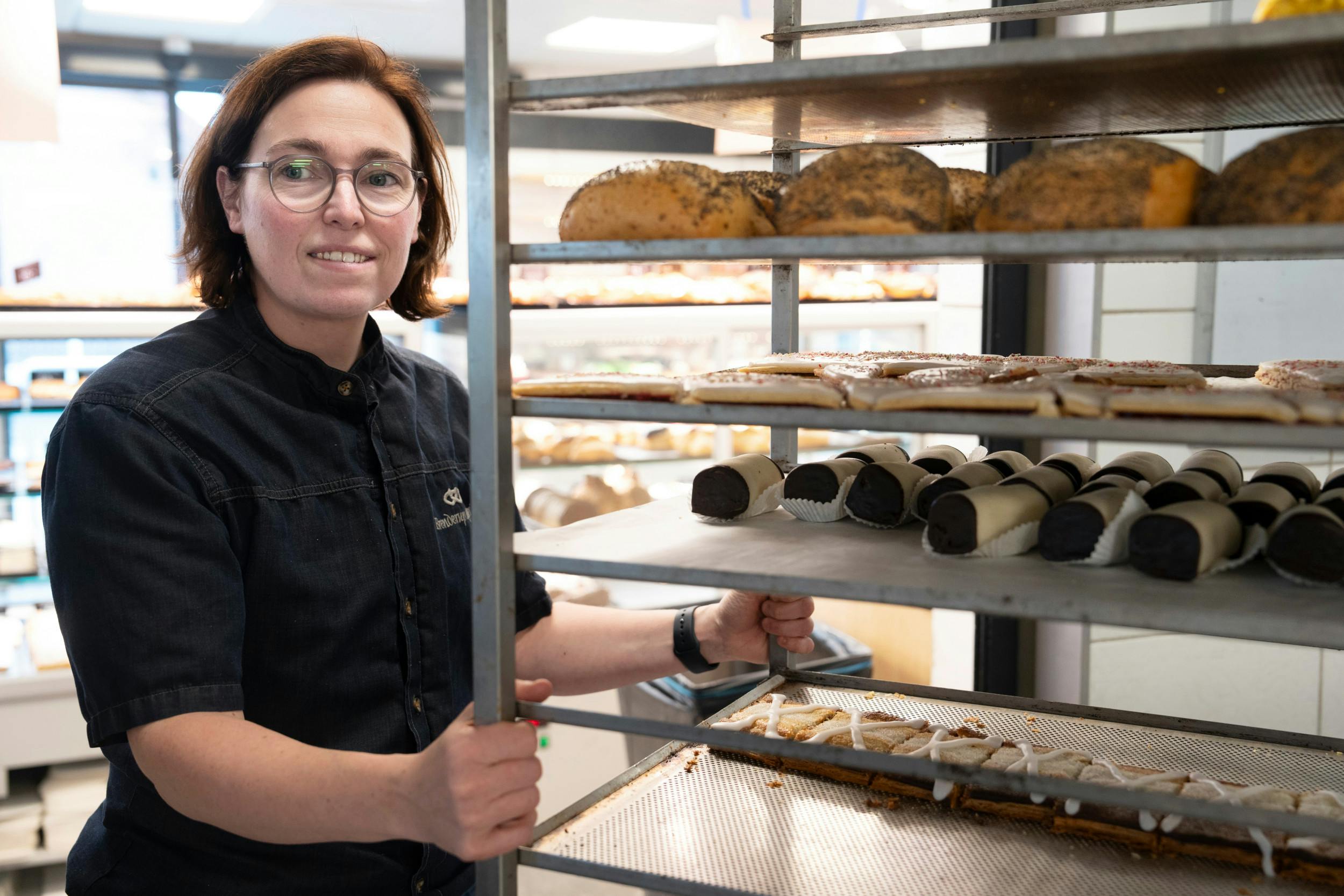 Lisbet har ni fuldtidsansatte og flere ungarbejdere til at hjælpe i det travle bageri.