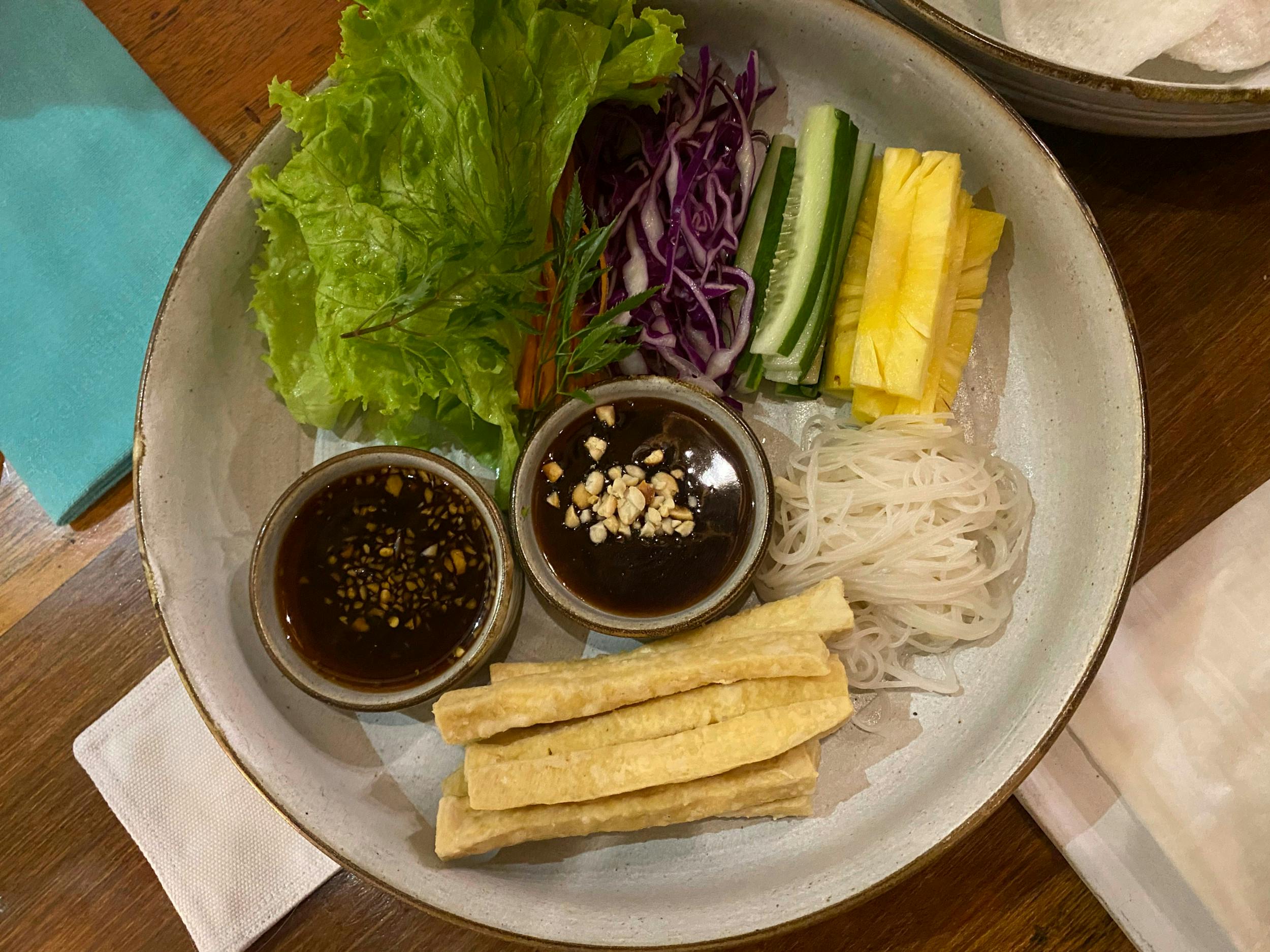 Byen byder på ekstremt god vietnamesisk mad. Super fine restauranter, også fiskerestauranter, et par smarte caféer og masser af street food. Vietnameserne har virkelig styr på deres madhygiejne, så man kan fint spise i gadekøkkener og på markedet.