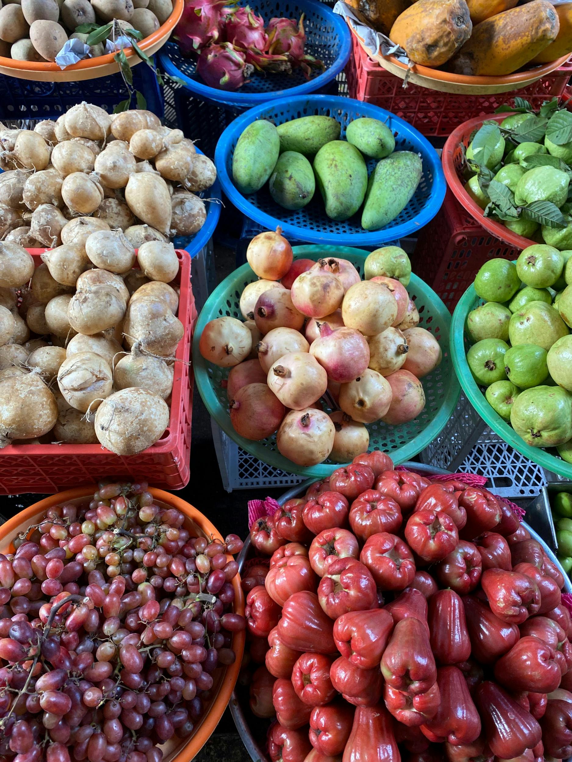 Con Dao Market byder på et orgie af dufte og farver. Gul, rød, lilla, orange og farven grøn får nærmest ny betydning.