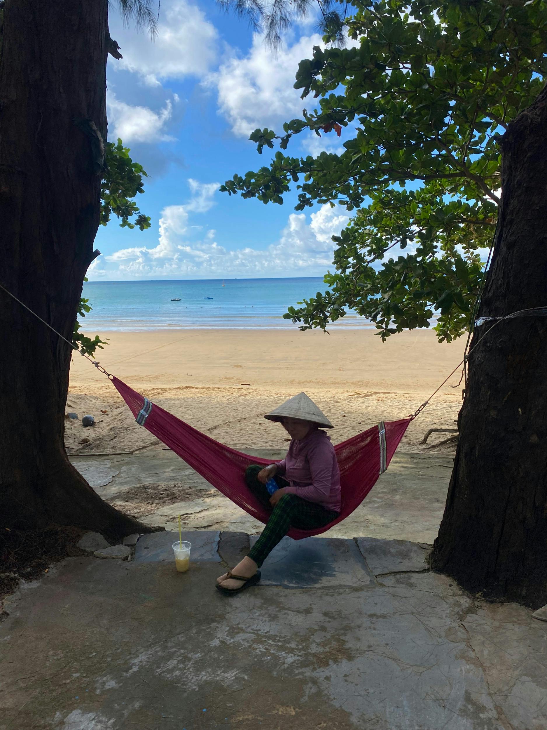 Con Dao byder på så mange, helt uspolerede strande, så det er skønt at skifte strand et par gange om dagen. Nogle gange er det muligheden for skygge, der lokker mest.