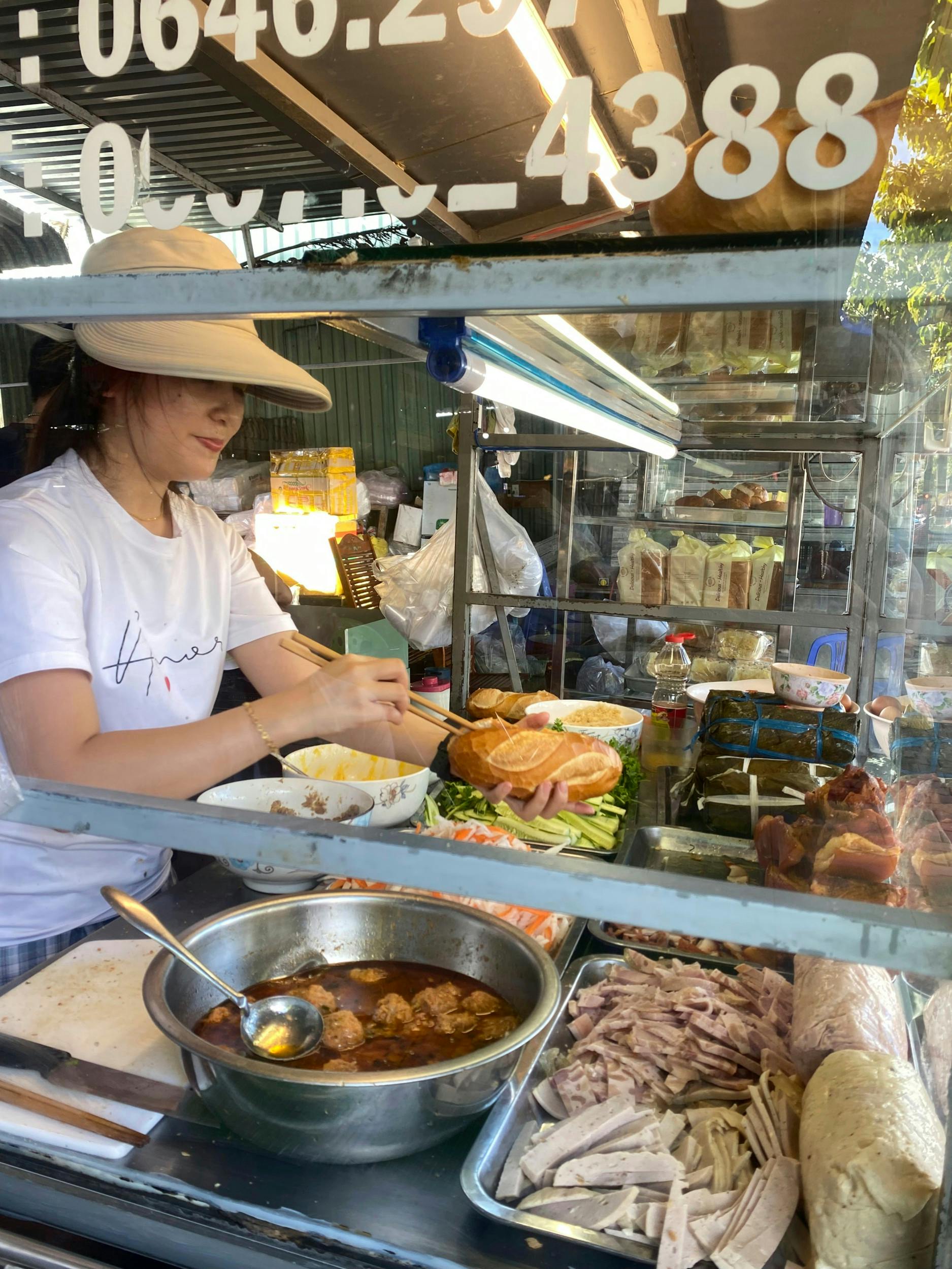 Bahn mi hedder den vietnamesiske sandwich med frisk salat i et flutes.