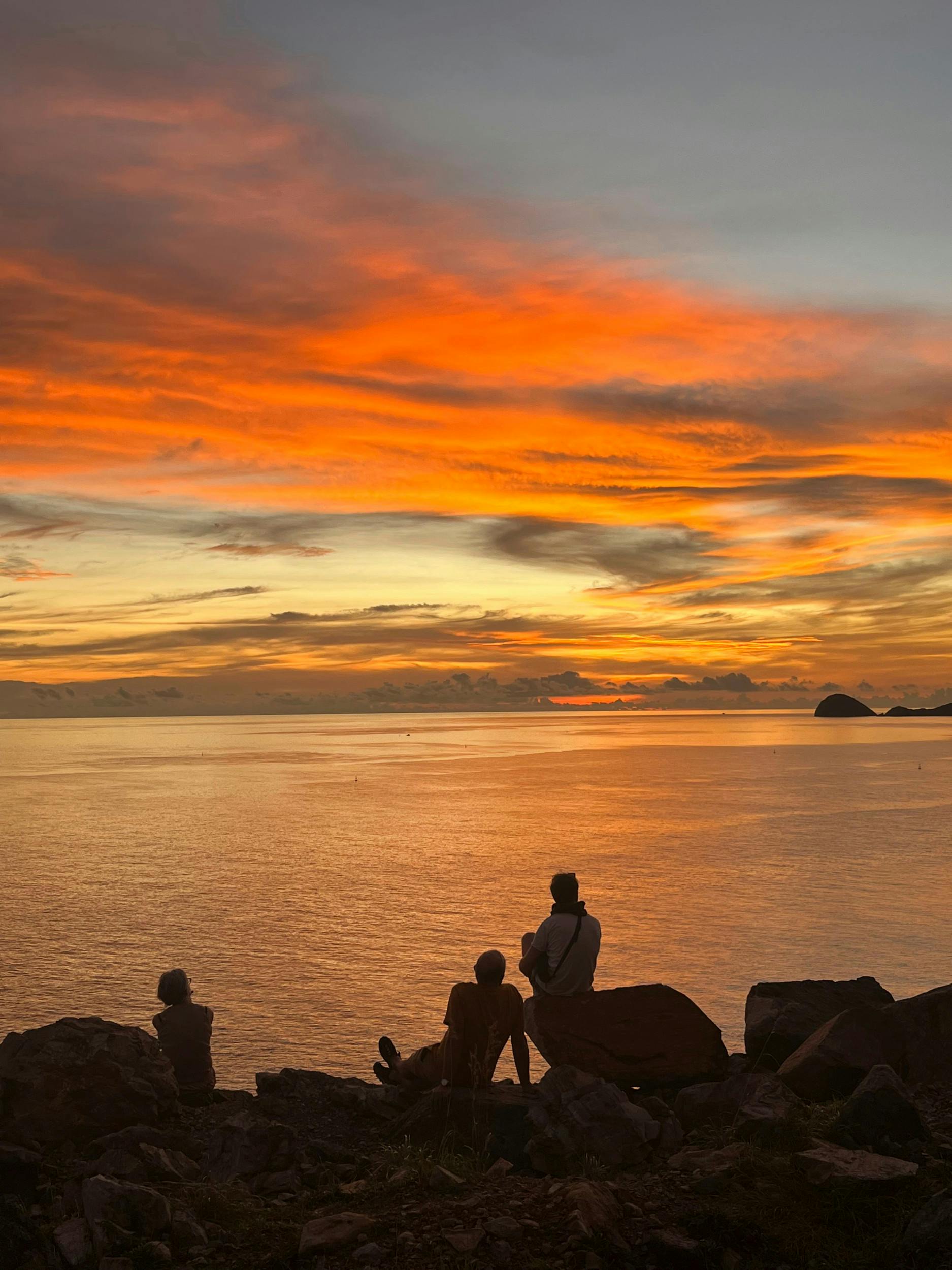 Solnedgangen ved Nhat Beach er meget smuk med farver fra orange til pink.