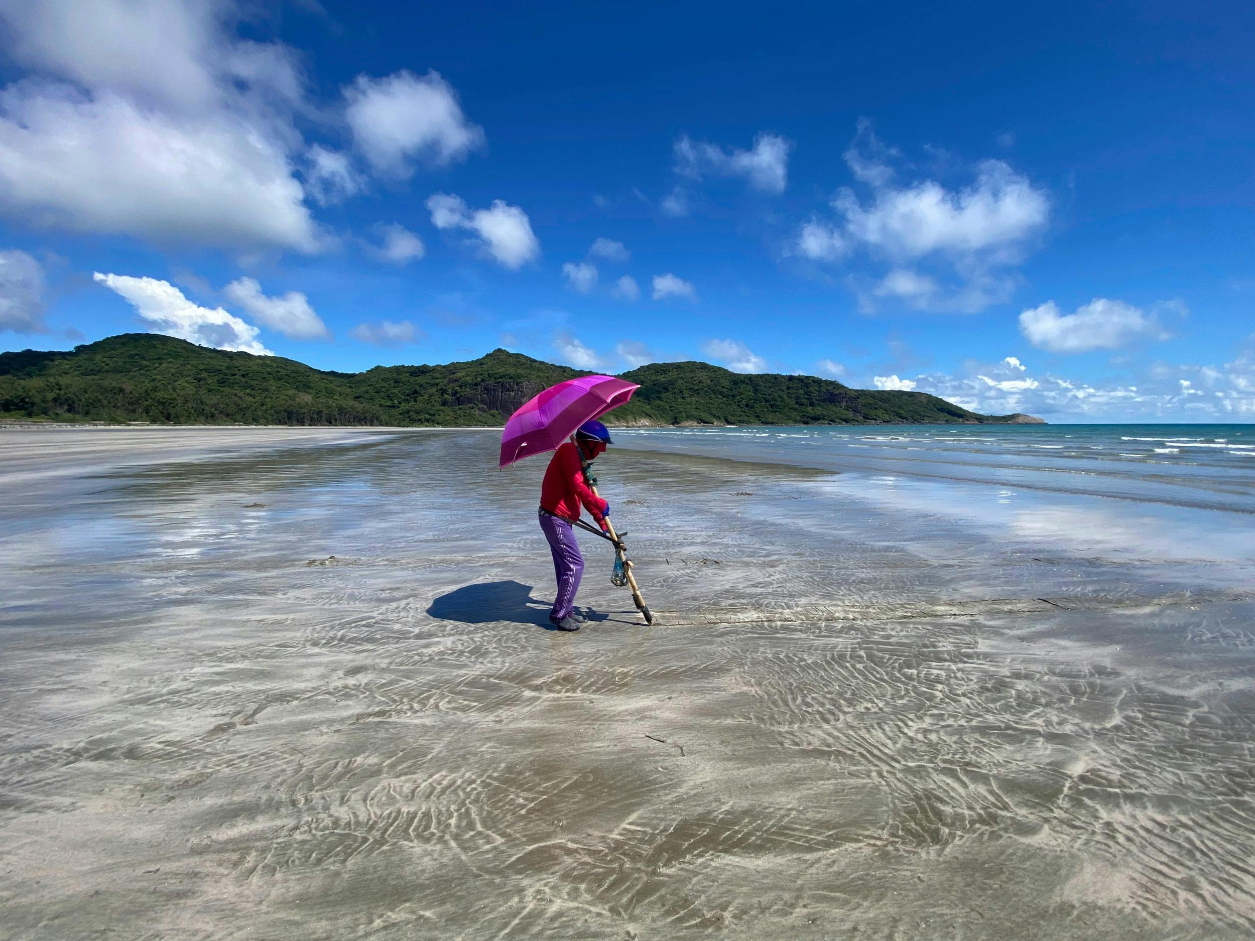 Vong Beach er mere end en kilometer lang. De eneste andre strandgæster er vietnamesiske kvinder, som tålmodigt leder efter muslinger. De er helt tildækkede for at være i ly for de hidsige solstråler.