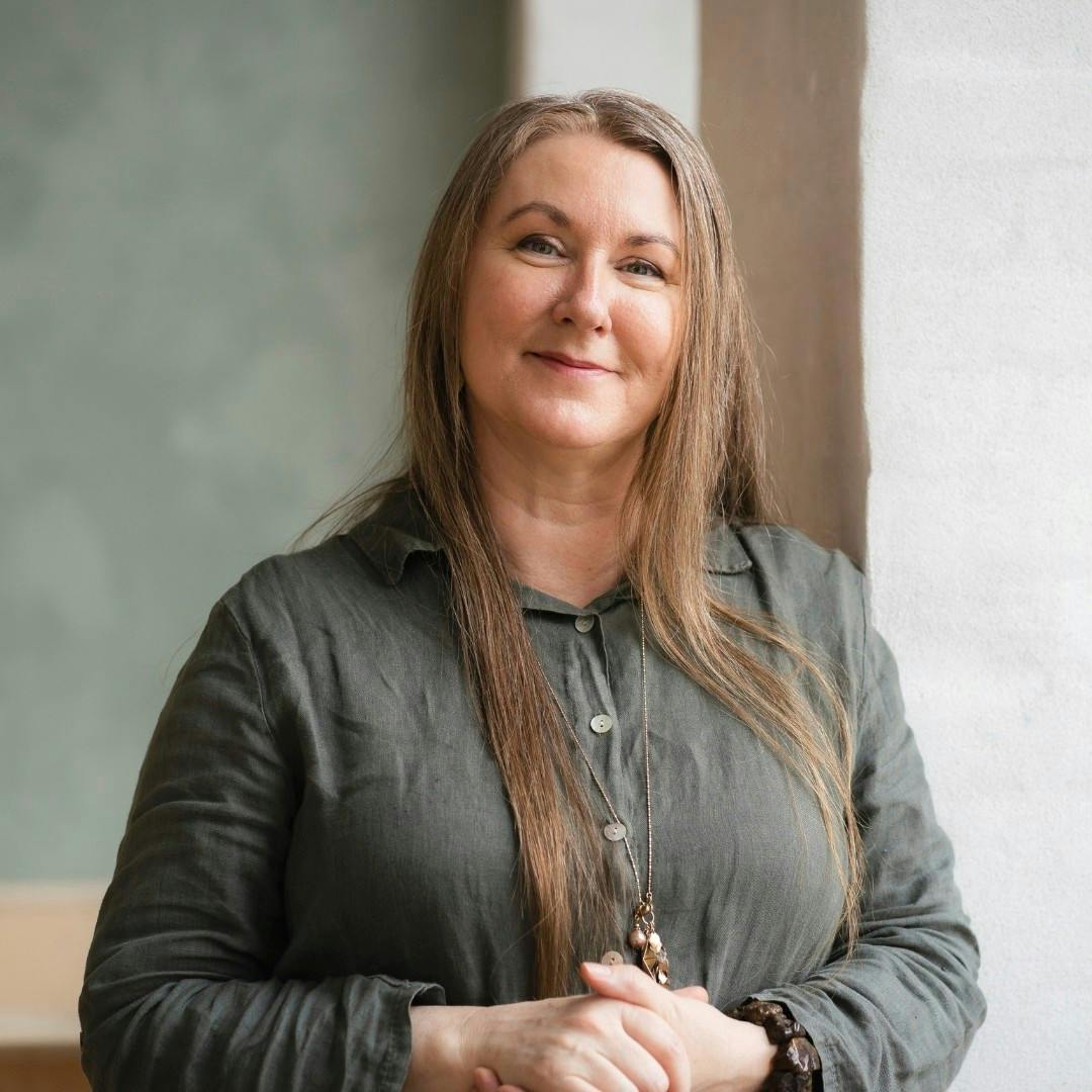 Thuri Kledal er biolog, ph.d. i sundhedsvidenskab fra Københavns Universitet, naturterapeut, coach og ejer af virksomheden Naturrefugium, der tilbyder skovbadning, naturterapi samt uddannelse til skovbadsguide og stresscoach.