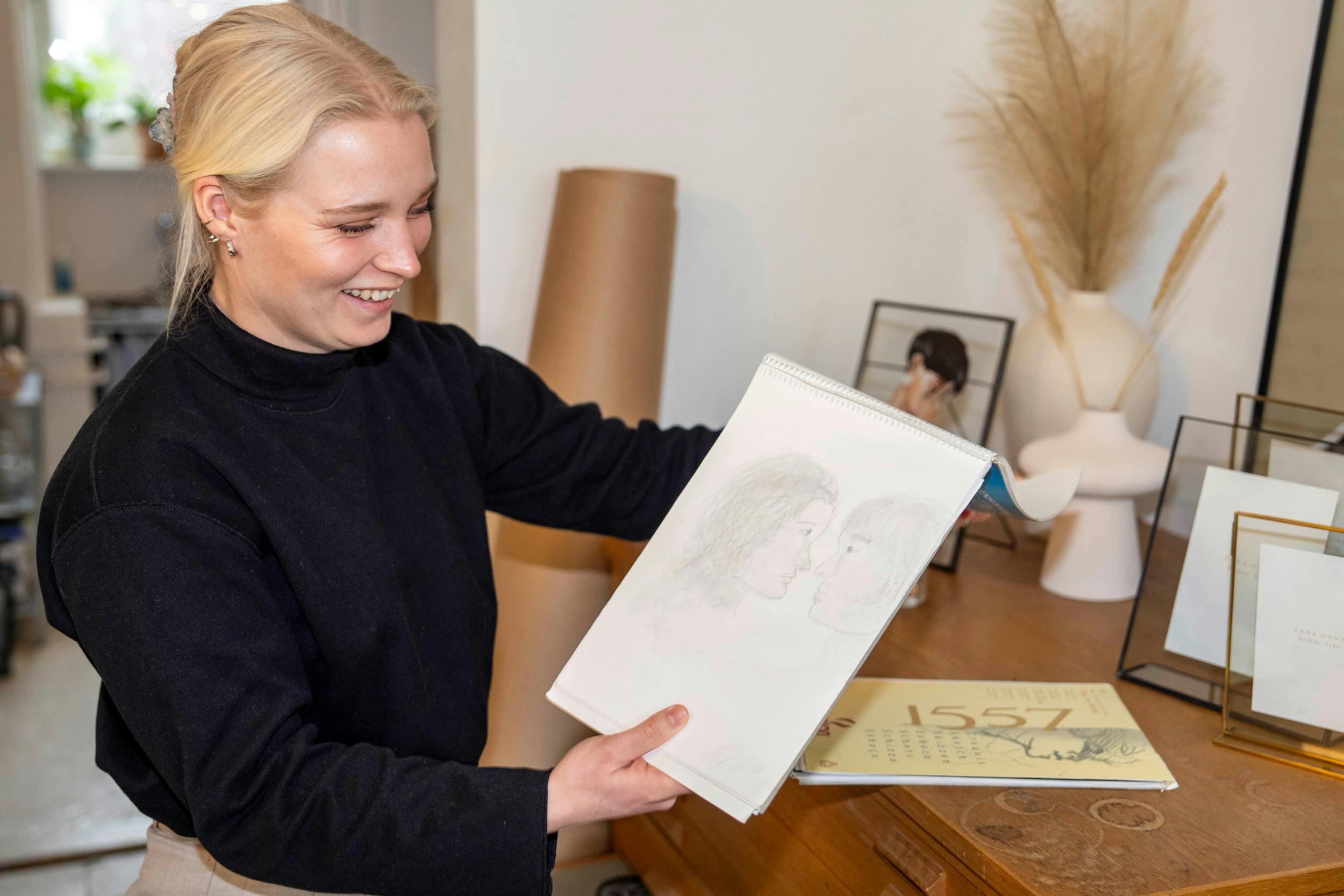 Mathilde har fundet en af sine første portrætter frem, som hun tegnede som barn.