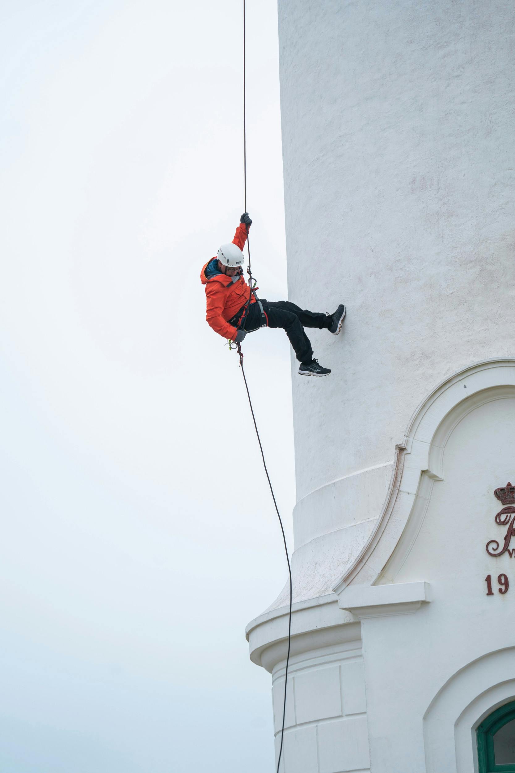Efter Jesper har hjulpet dagens gæster ned af fyret, tager han selv en tur. Med lange, hurtige hop har han snart fast grund under fødderne igen.