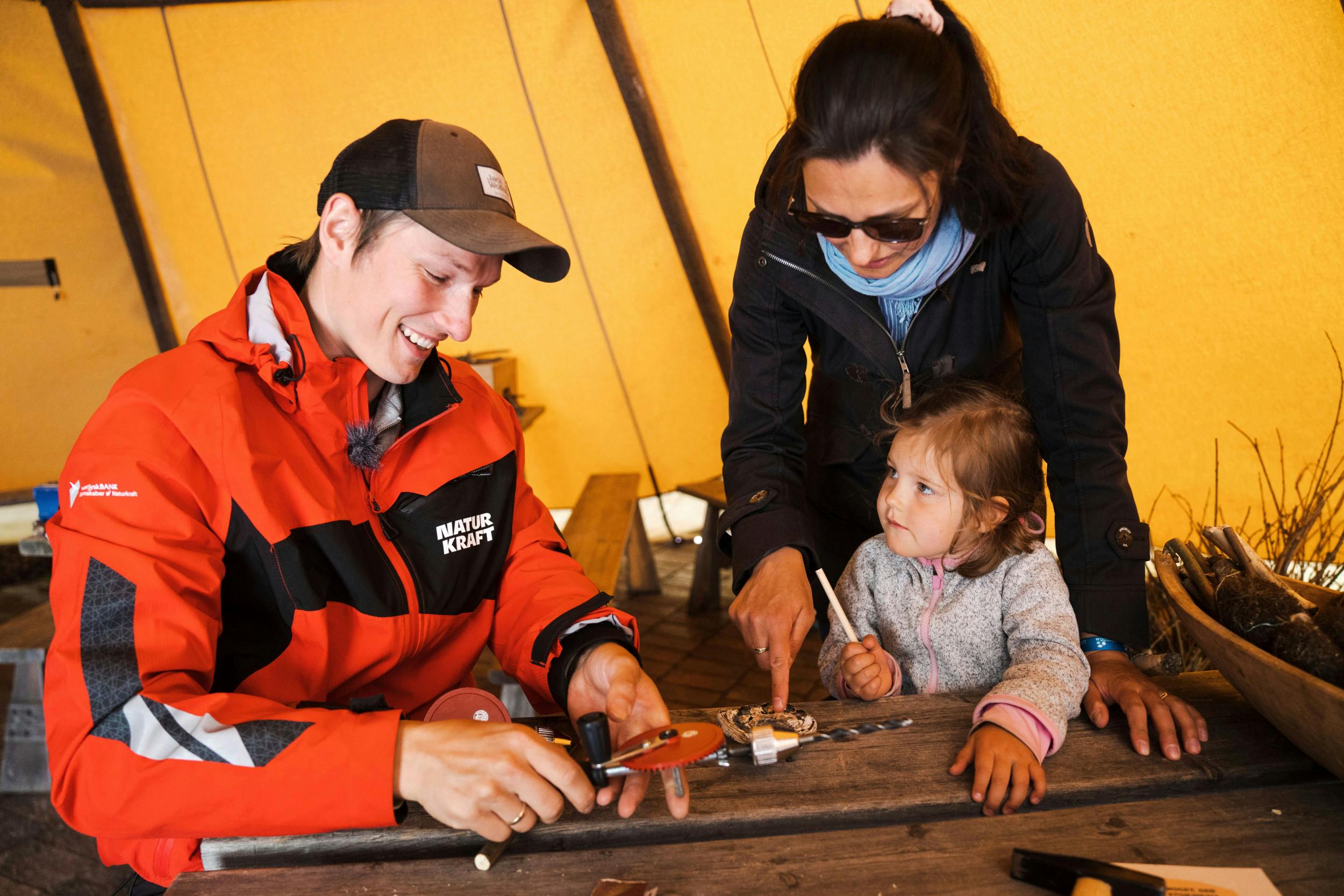 I parkens tipi laver gæsterne små både af naturmaterialer. Efterfølgende kan de teste deres værker i parkens vandløb, en miniatureudgave af Skjern Å.