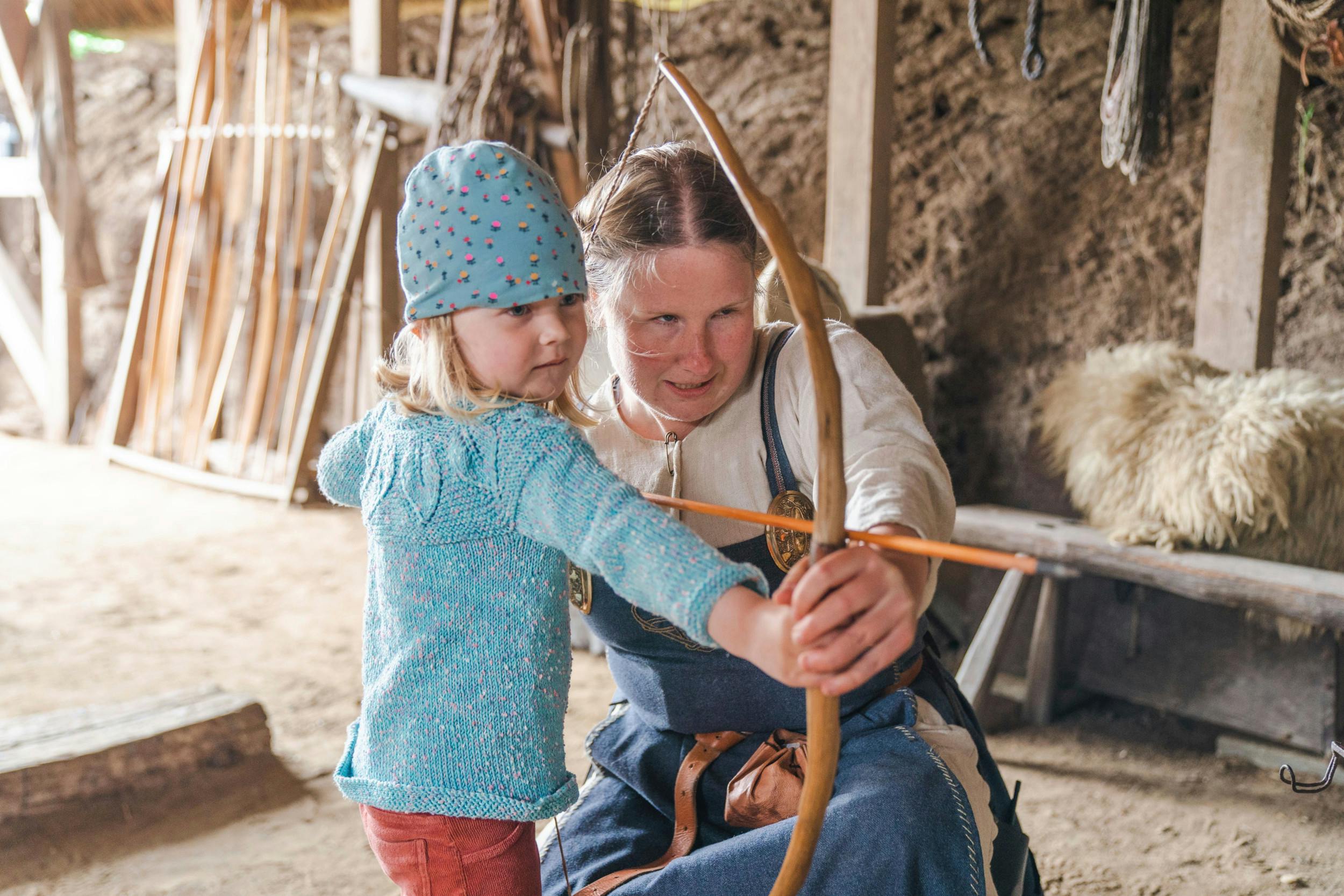 Ninas yndlingsaktivitet på vikingehavnen er bueskydning. Hun elsker at se glimtet i børnenes øjne, når de rammer plet.