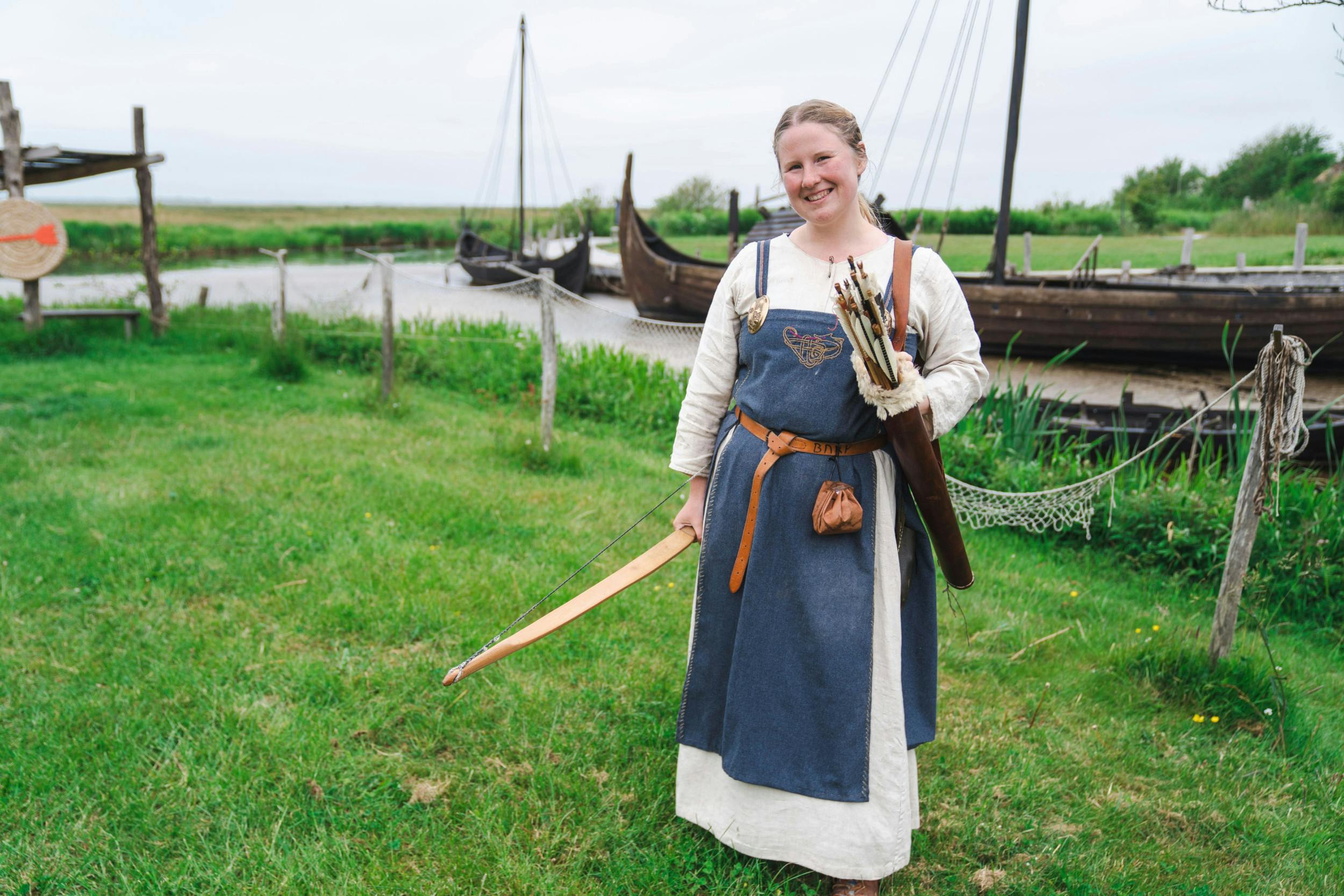 34-årige Nina May Knudsen arbejder som formidler på Bork Vikinge­havn. Hun nyder at bruge sin sommerferie på stedet og at give de besøgende nogle gode oplevelser!