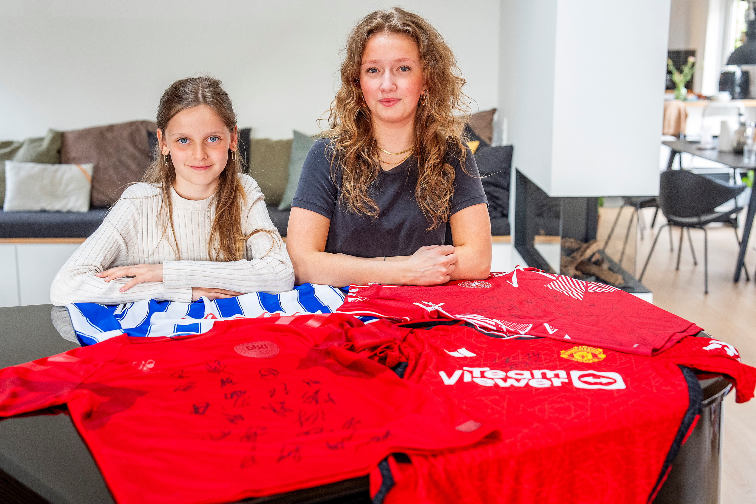 Freya og Johanne med fodboldtrøjerne