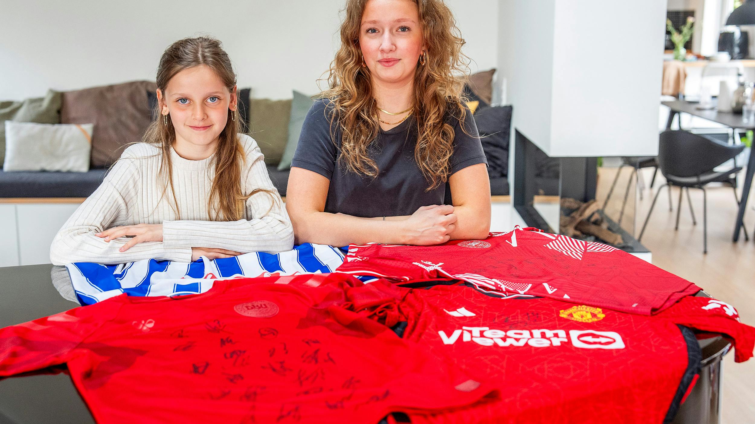 Freya og Johanne med fodboldtrøjerne