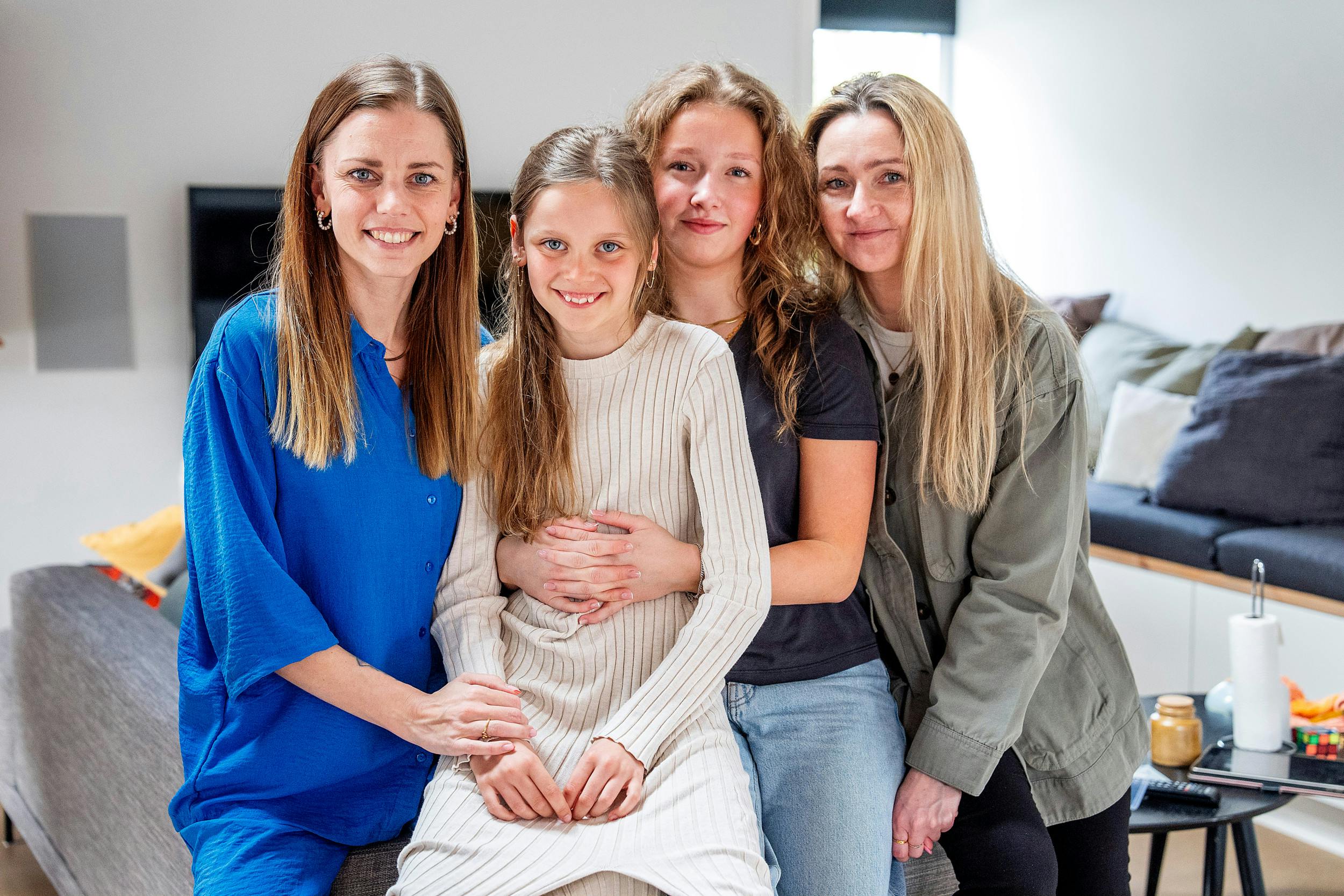 Pigerne og deres hjælpsomme mødre, Tine og Mette.