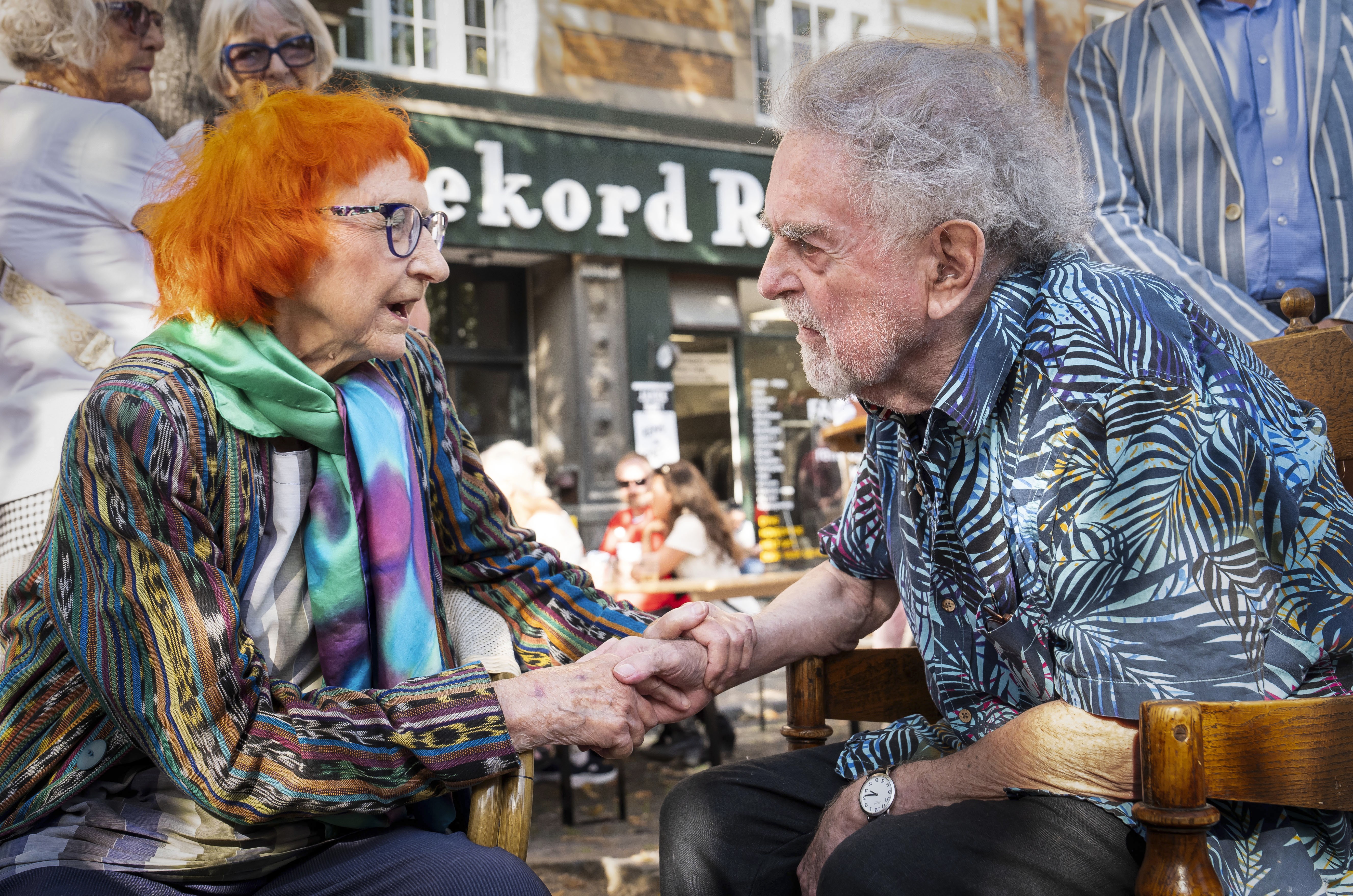 OPGAVE: Afsløringen af Teaterflisen 2024, Jytte Abildstrøm er årets flisemodtager.Her lykønskes hun af Erik ClausenSTED: Frederiksberg Alle 68JOURNALIST: John KörnerFOTOGRAF: © Hanne Juul/ Aller Foto & VideoDATO: 20240830