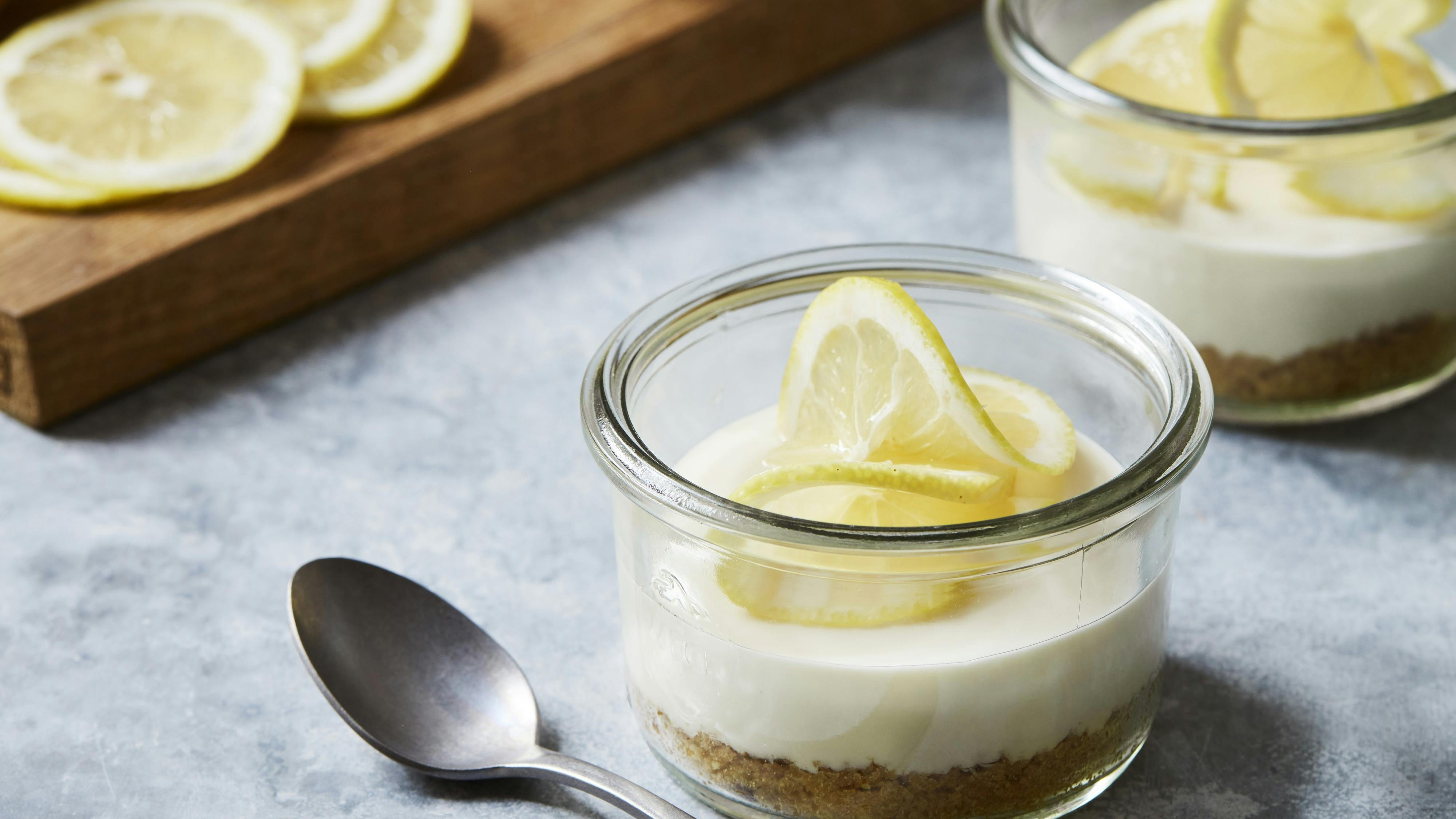 Portionsanrettet cheesecake med lemoncurd