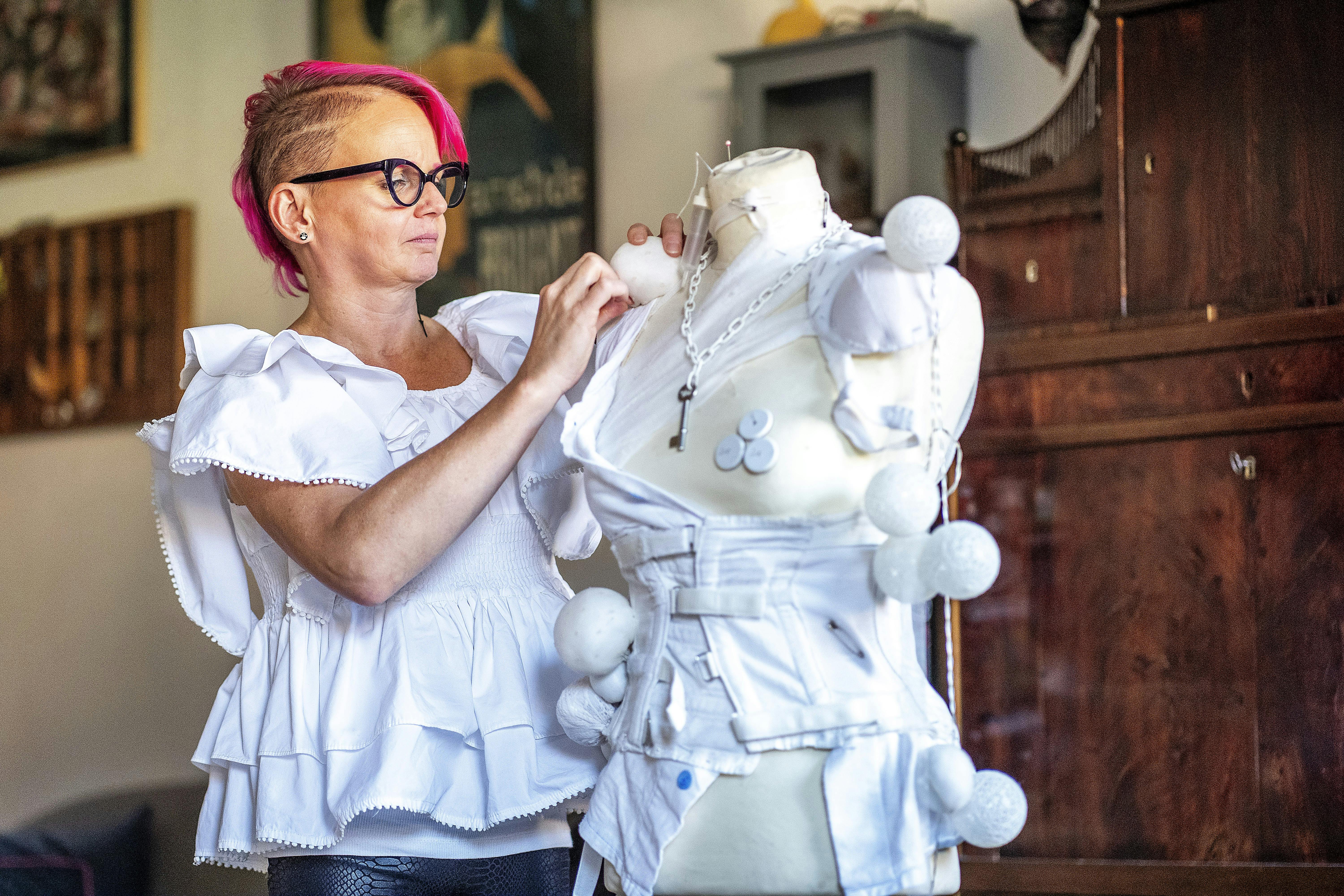 Anna-Maria, der laver en kjole til teaterbrug.