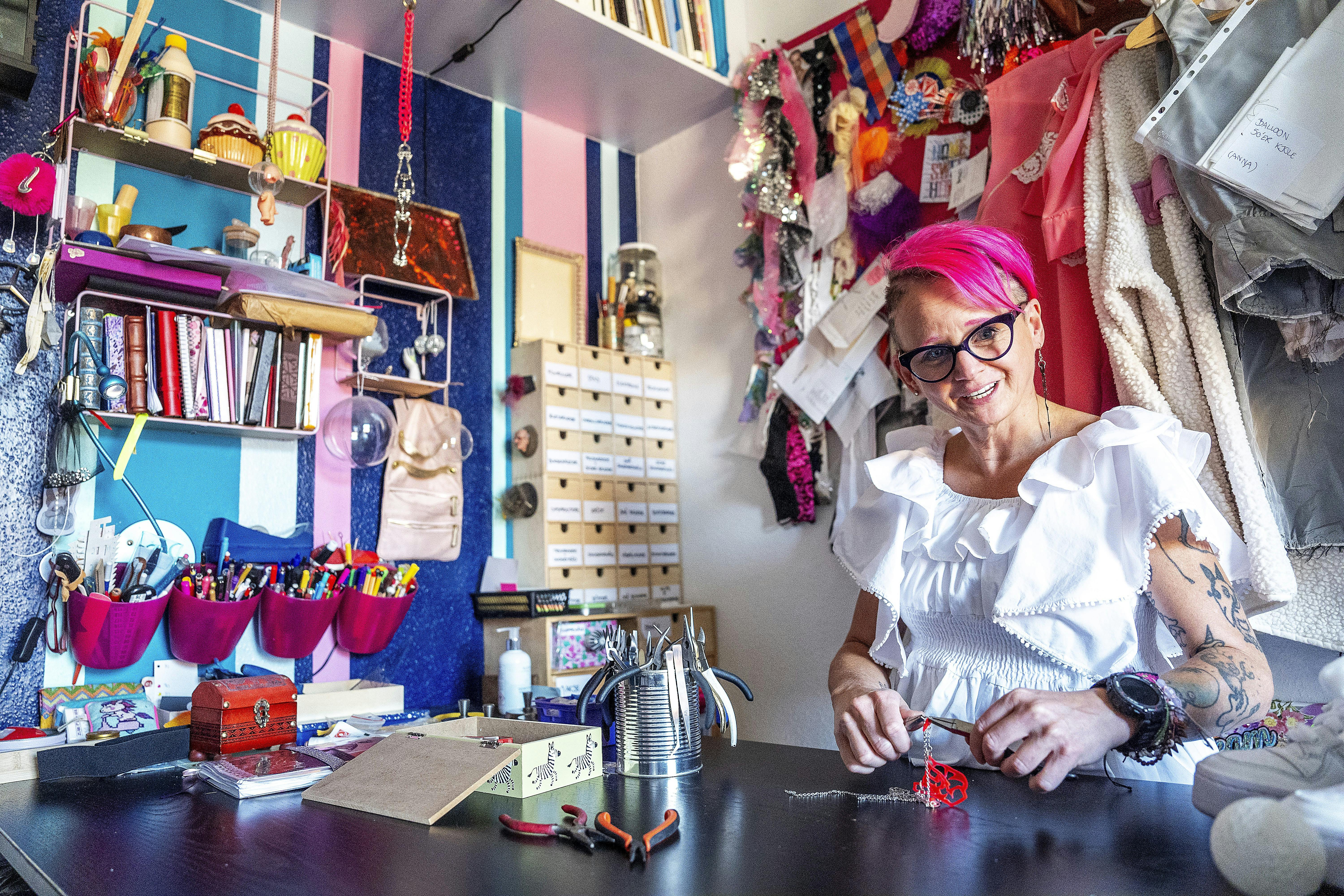 Anna-Maria der sidder ved sit smykkeværksted.