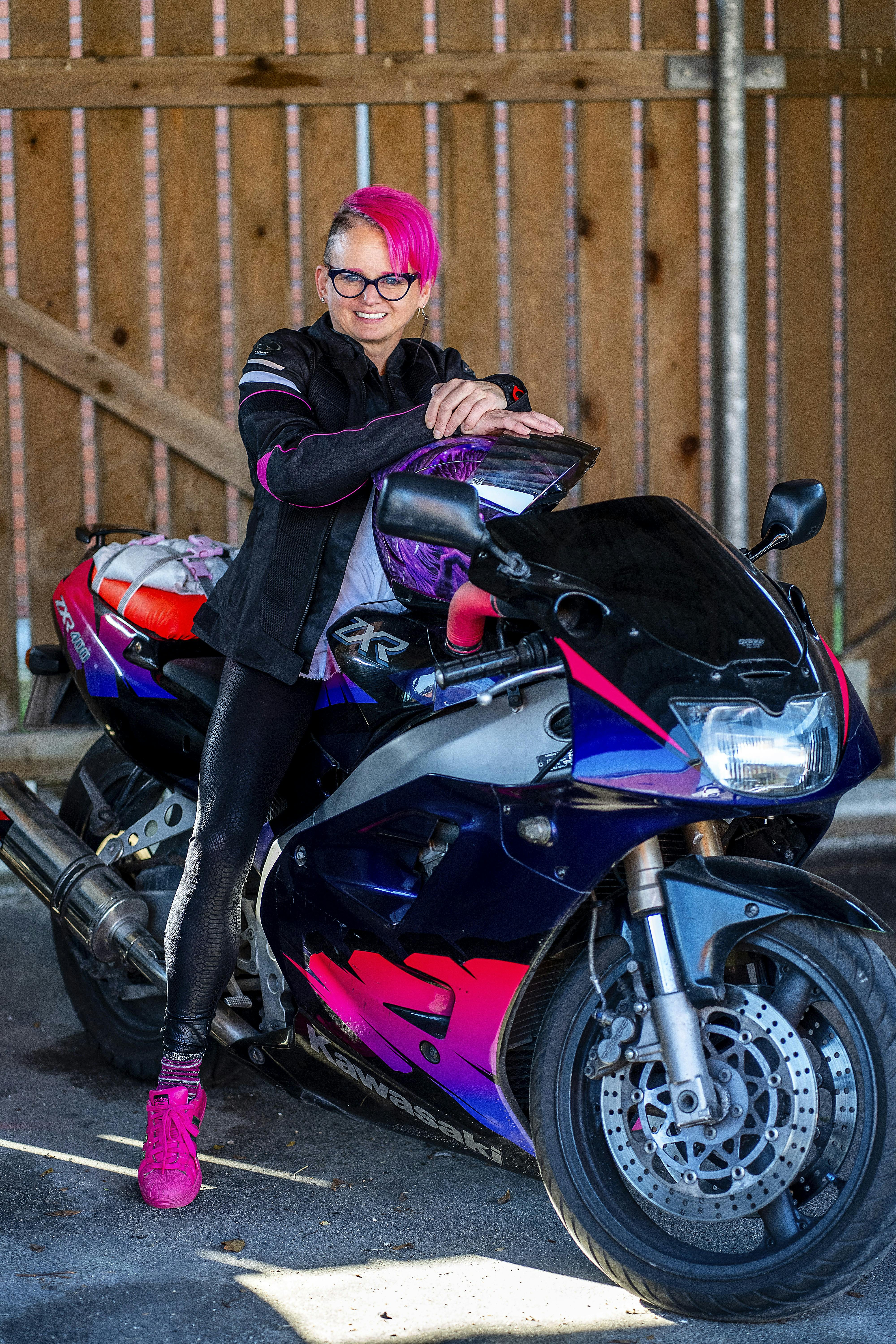 Anna-Maria der sidder på sin motorcykel.