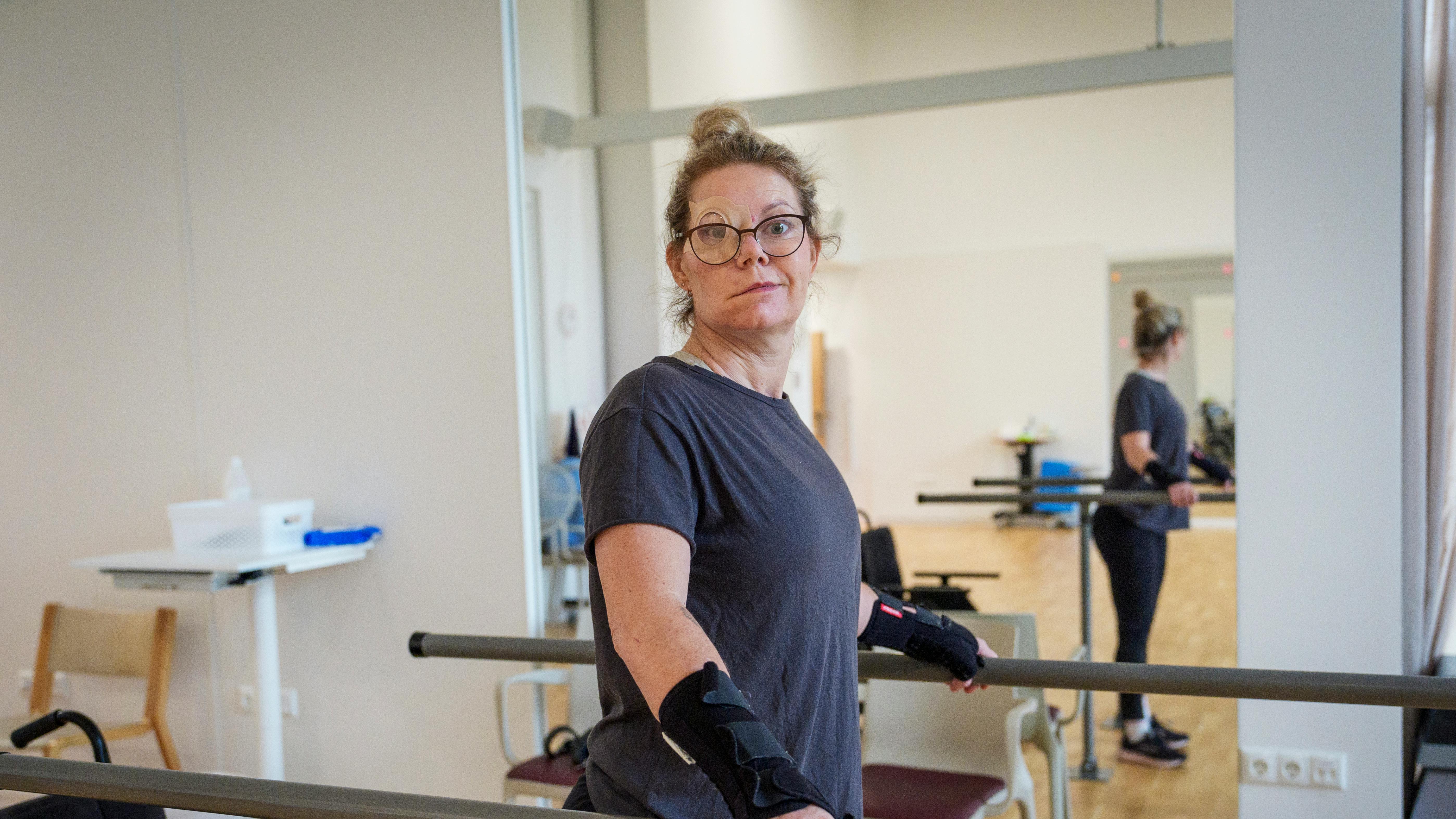 Hver dag overvinder Helene sin frygt for at falde, for kun ved at øve sig, lærer hun igen at gå.