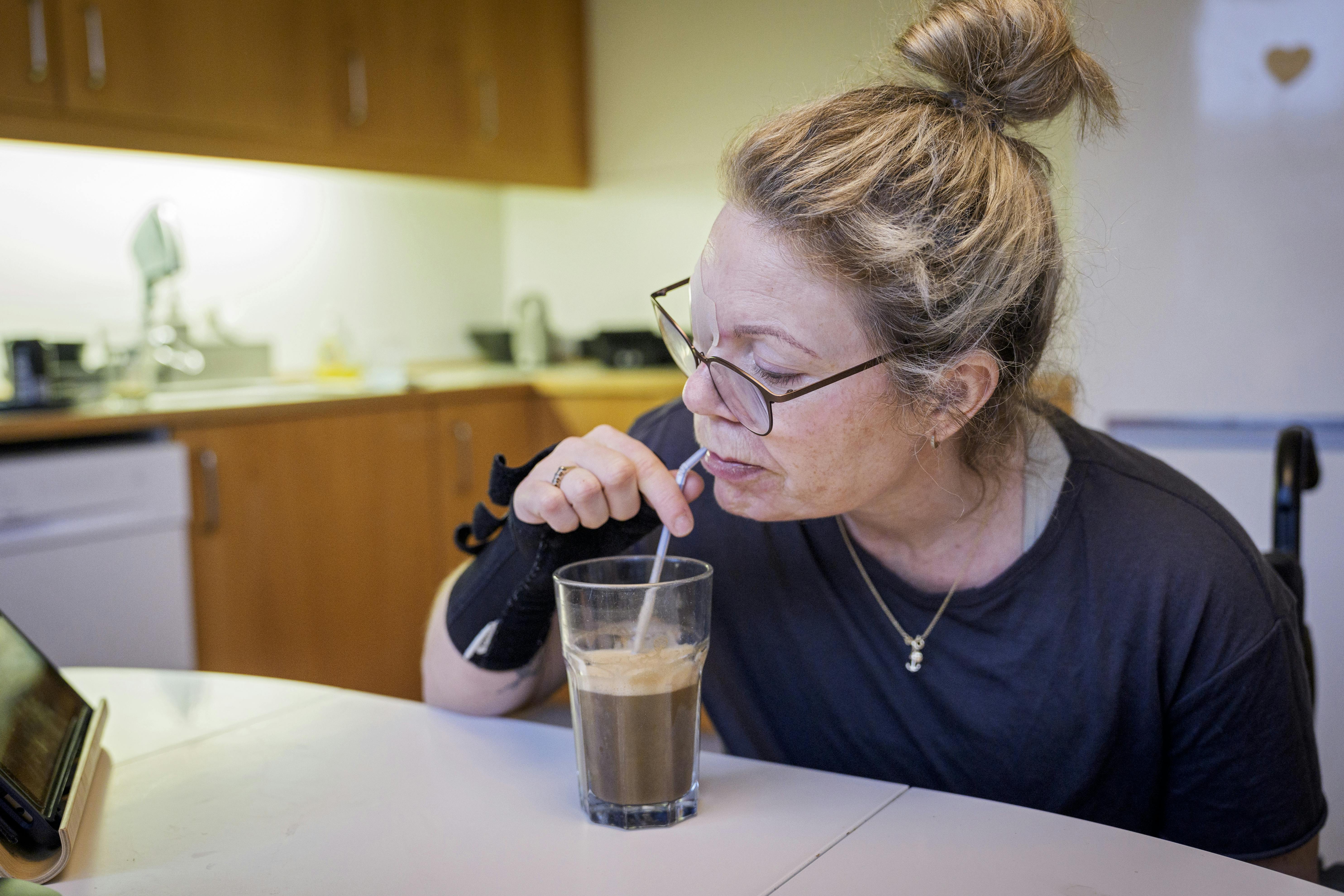 Helene har ikke længere brug for hjælp til at holde på et glas eller sugerør. 