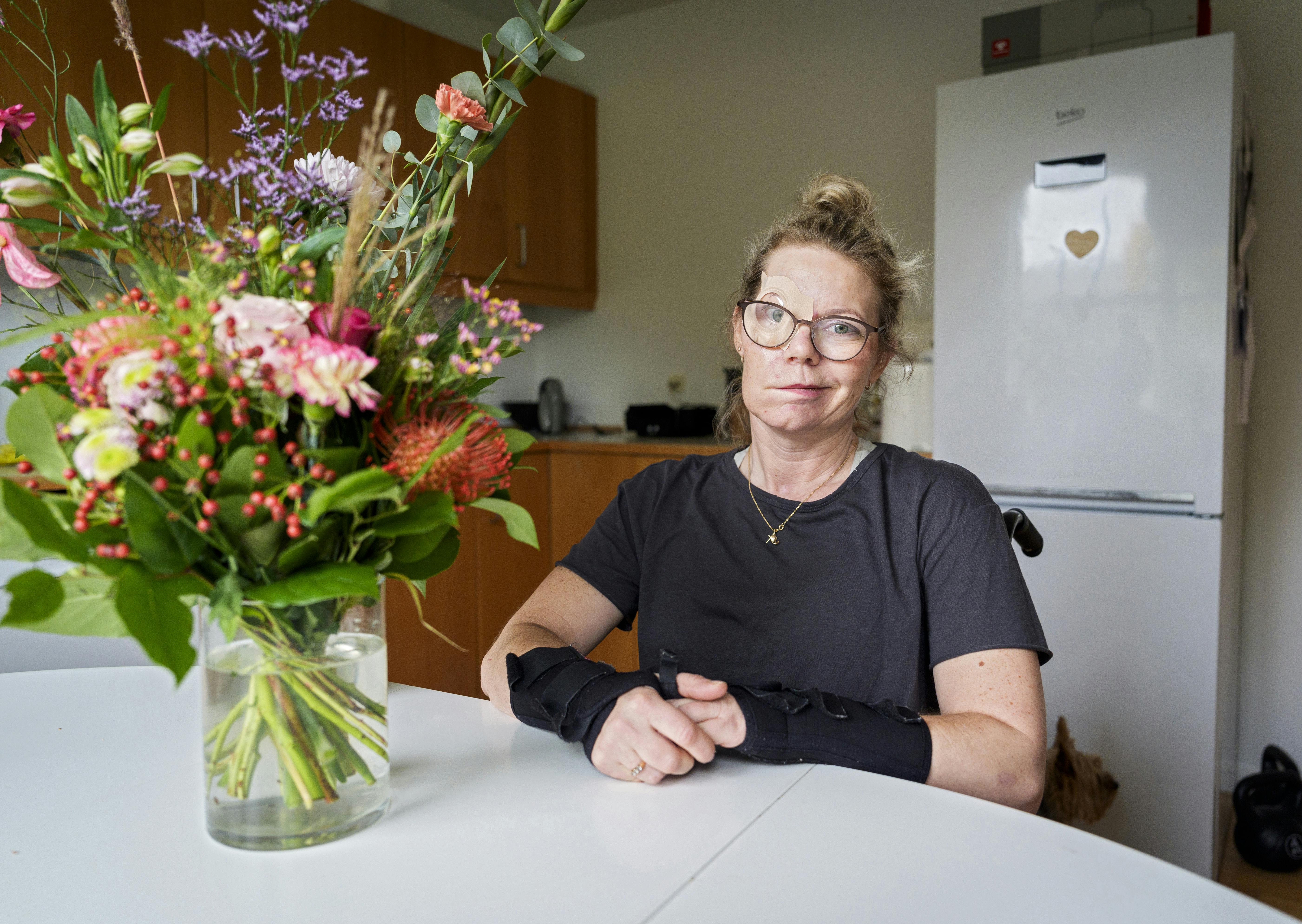 Helenes veninder har netop været forbi med blomster, fordi det er et år og én dag siden, hun blev syg.