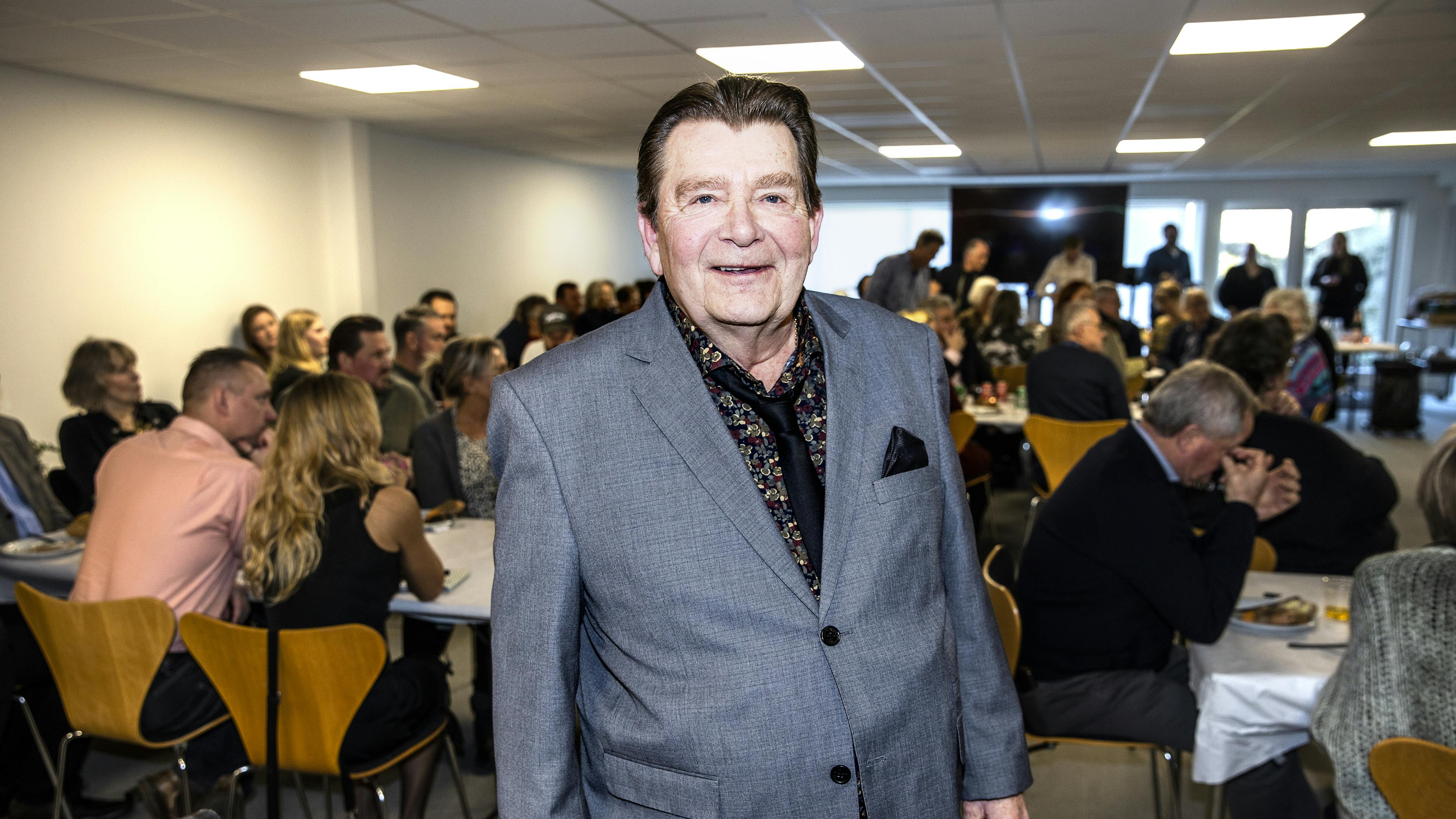 Sanger Michael Winckler fotograferet ved afskedsreceptionen for radiovært på DR, Peter Sten.