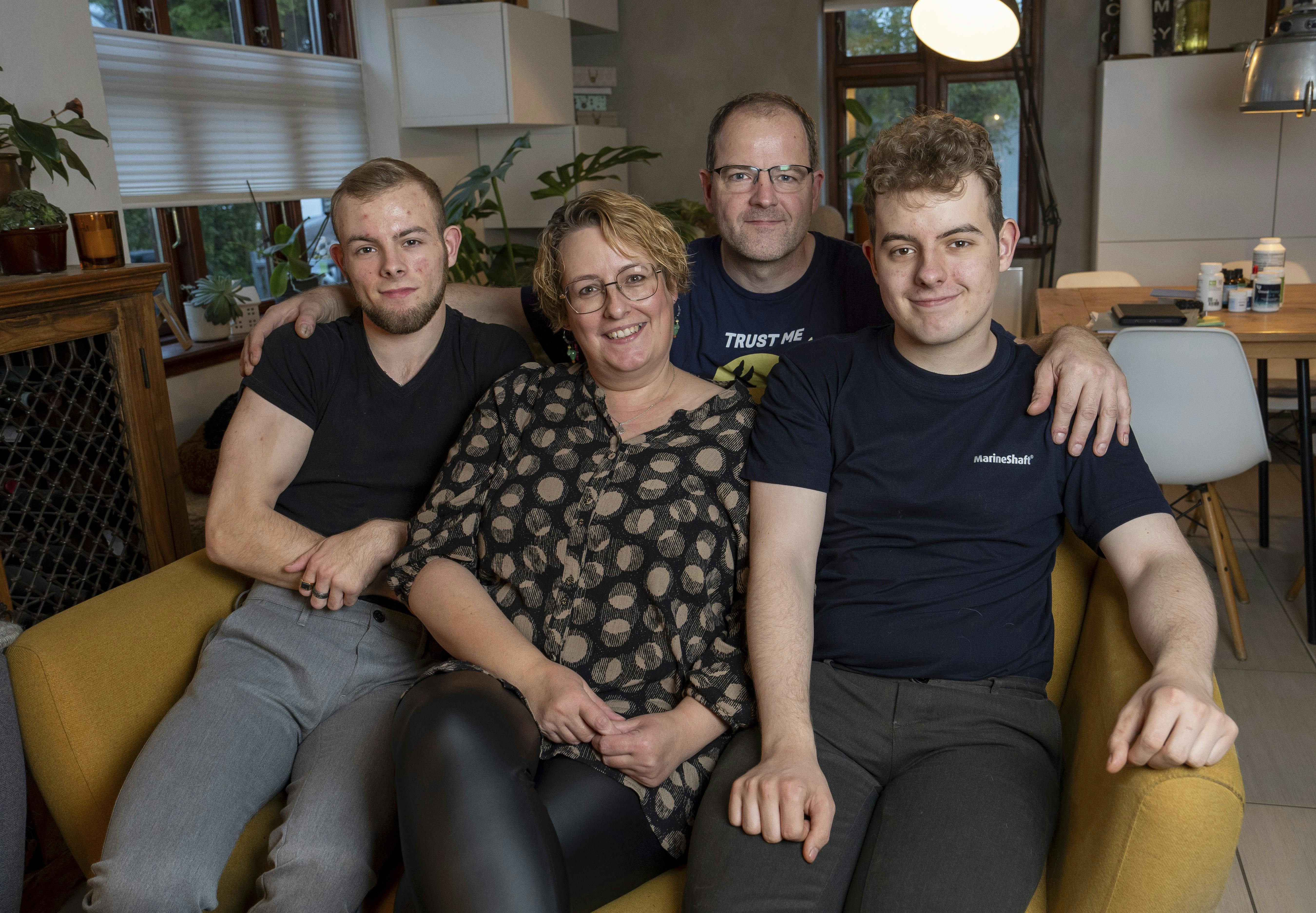 Tabitha og Ulrik Lindholm Jørgensen med deres to sønner William og Benjamin, som begge har autisme- og adhd-diagnoser og ikke fik de mest positive forudsigelser med sig på vejen.