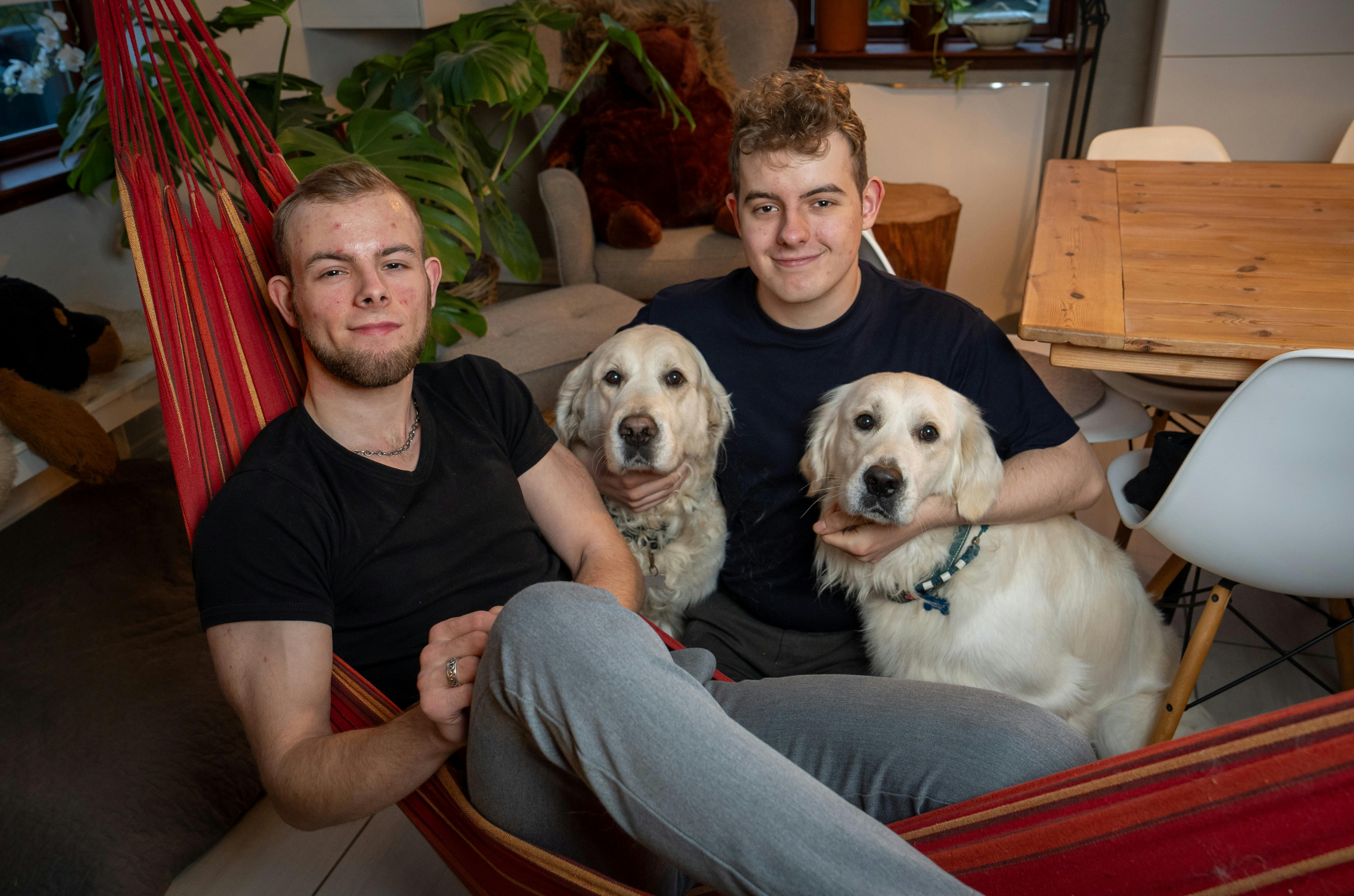 William og Benjamin Lindholm Jørgensen fra Tornby i Nordjylland med deres hængekøje og familiens to golden retriever-hunde, Snuffie og Eigil.