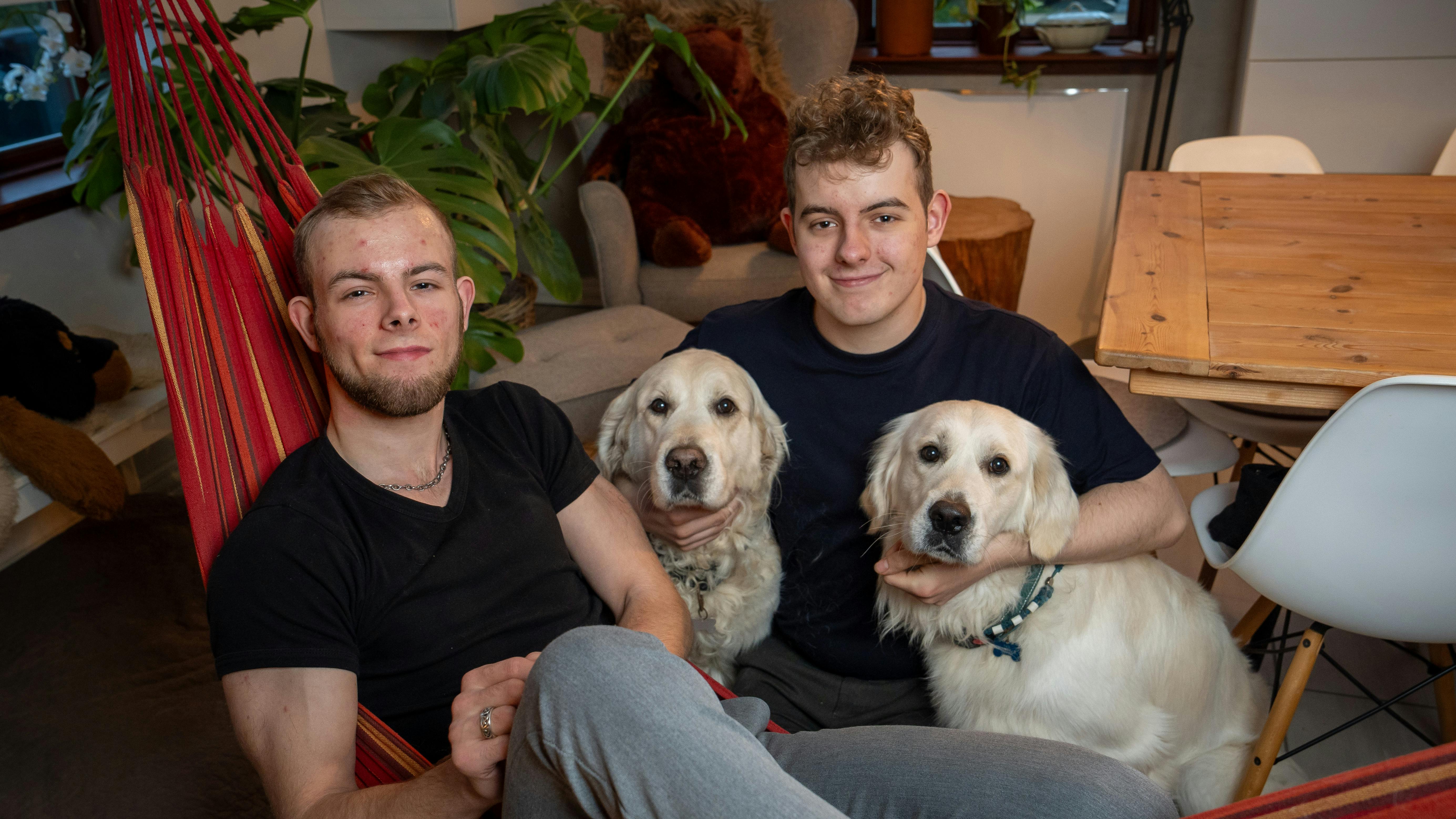 William og Benjamin Lindholm Jørgensen fra Tornby i Nordjylland med deres hængekøje og familiens to golden retriever-hunde, Snuffie og Eigil.