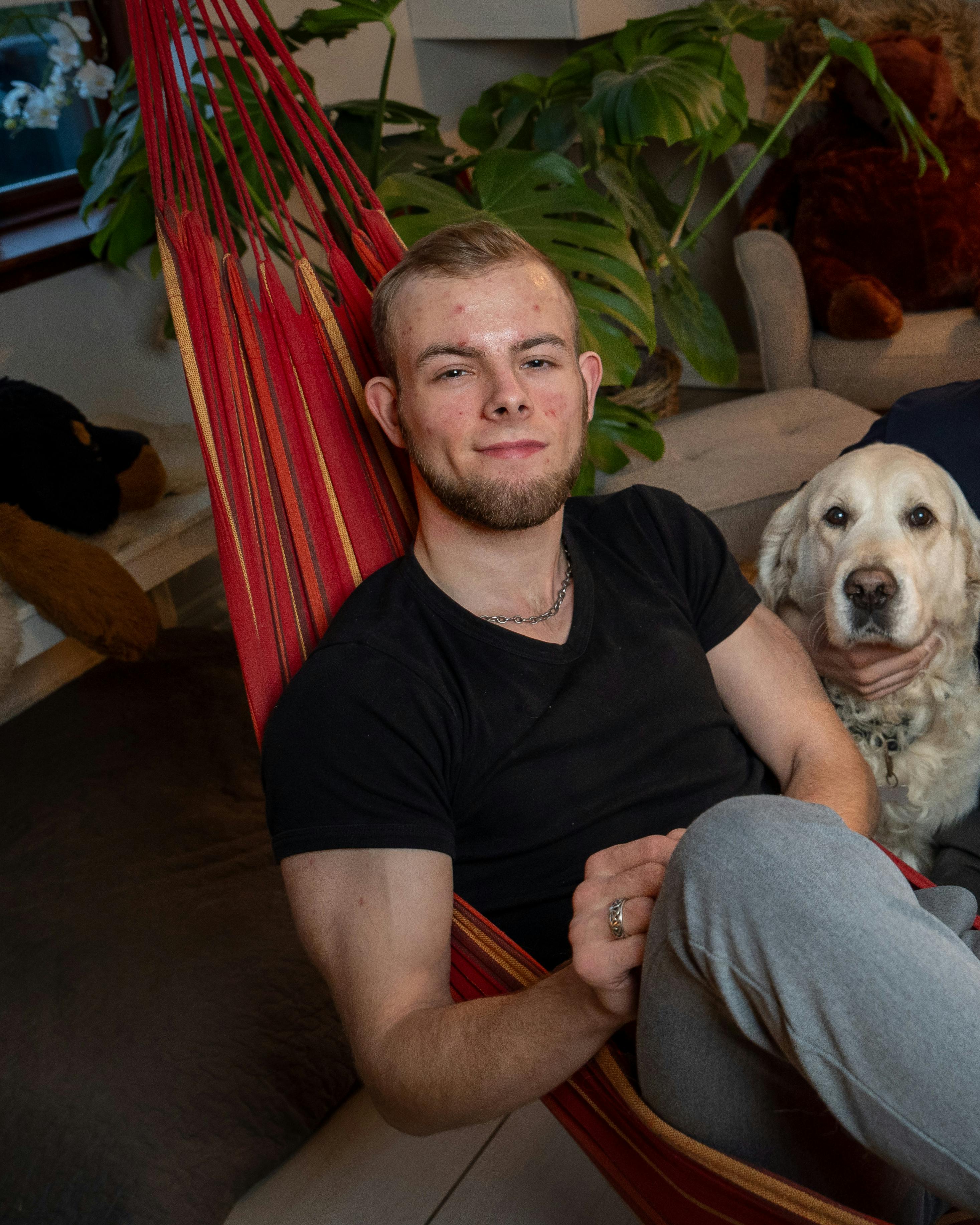 William og Benjamin Lindholm JĂžrgensen fra Tornby i Nordjylland med deres hĂŠngekĂžje og familiens to golden retriever-hunde, Snuffie og Eigil.