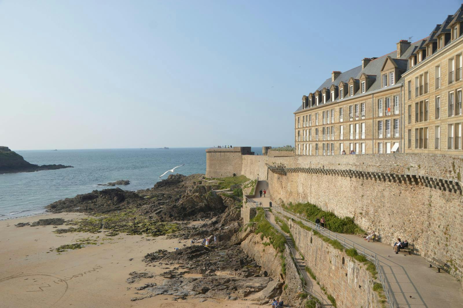 Turen hele vejen rundt om fæstningsmuren i Saint-Malo er knap tre kilometer lang og giver et fascinerende overblike over byen og øerne i havet.