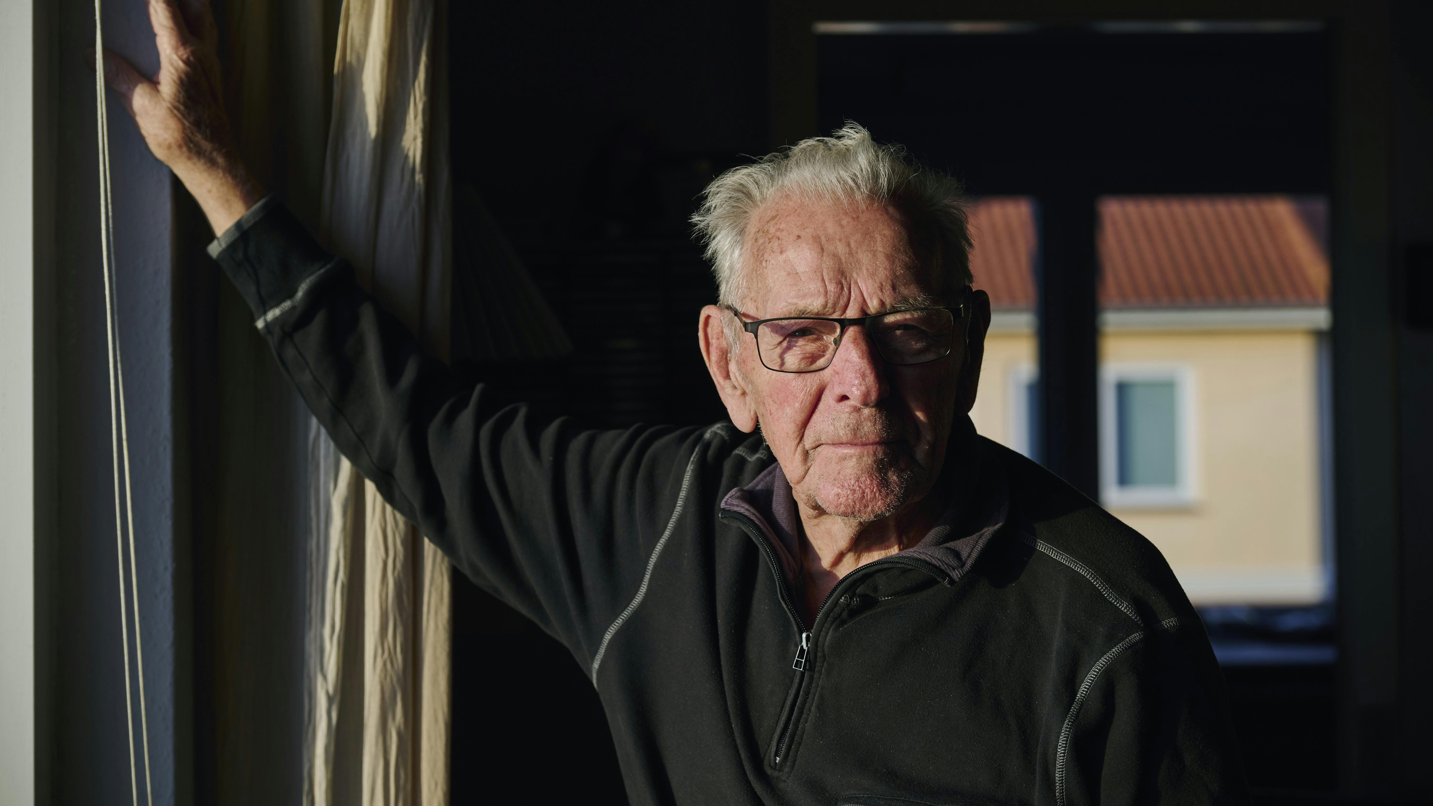 Ejler Borch der står op af en vindueskam.