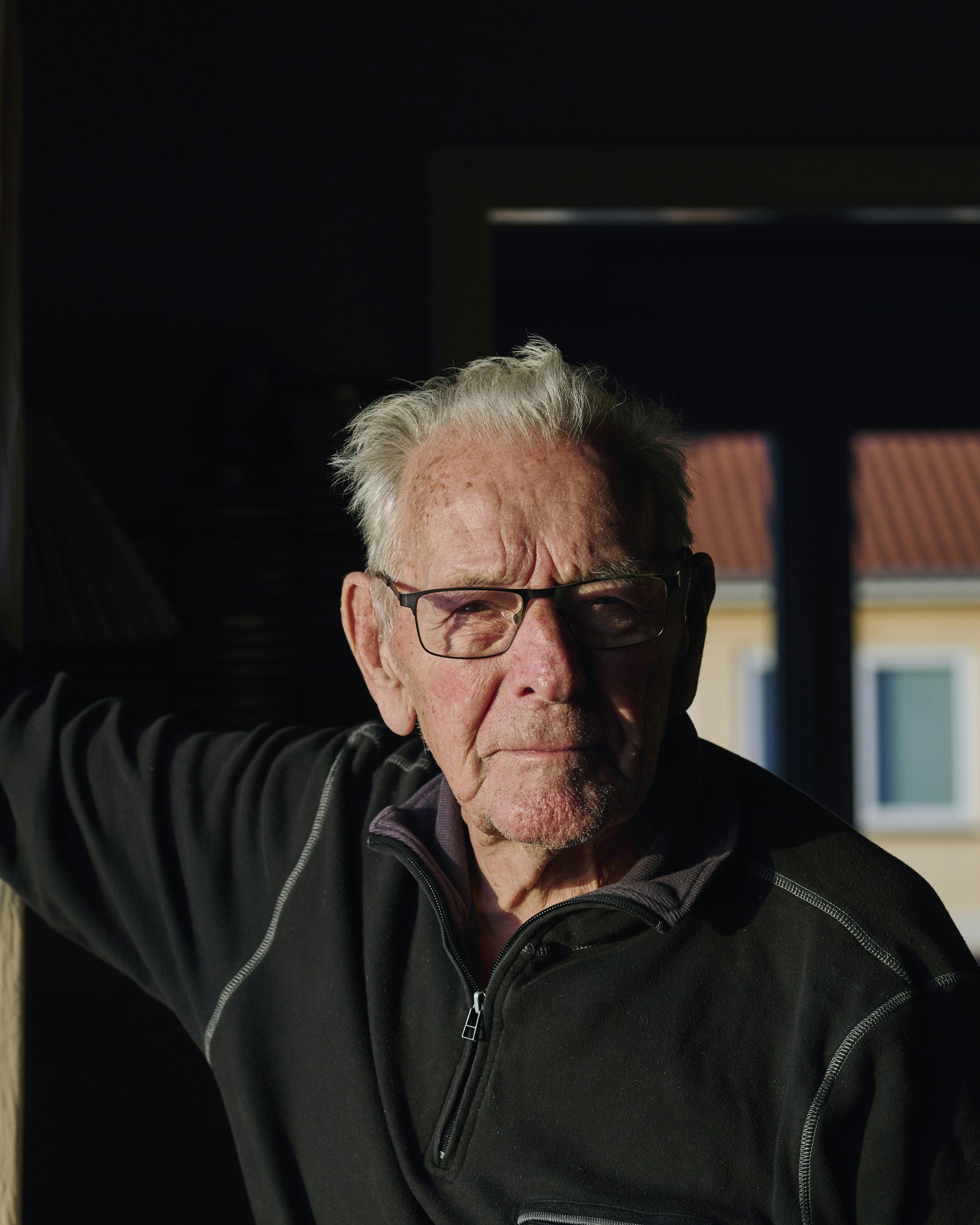 Ejler Borch der står op af en vindueskam.