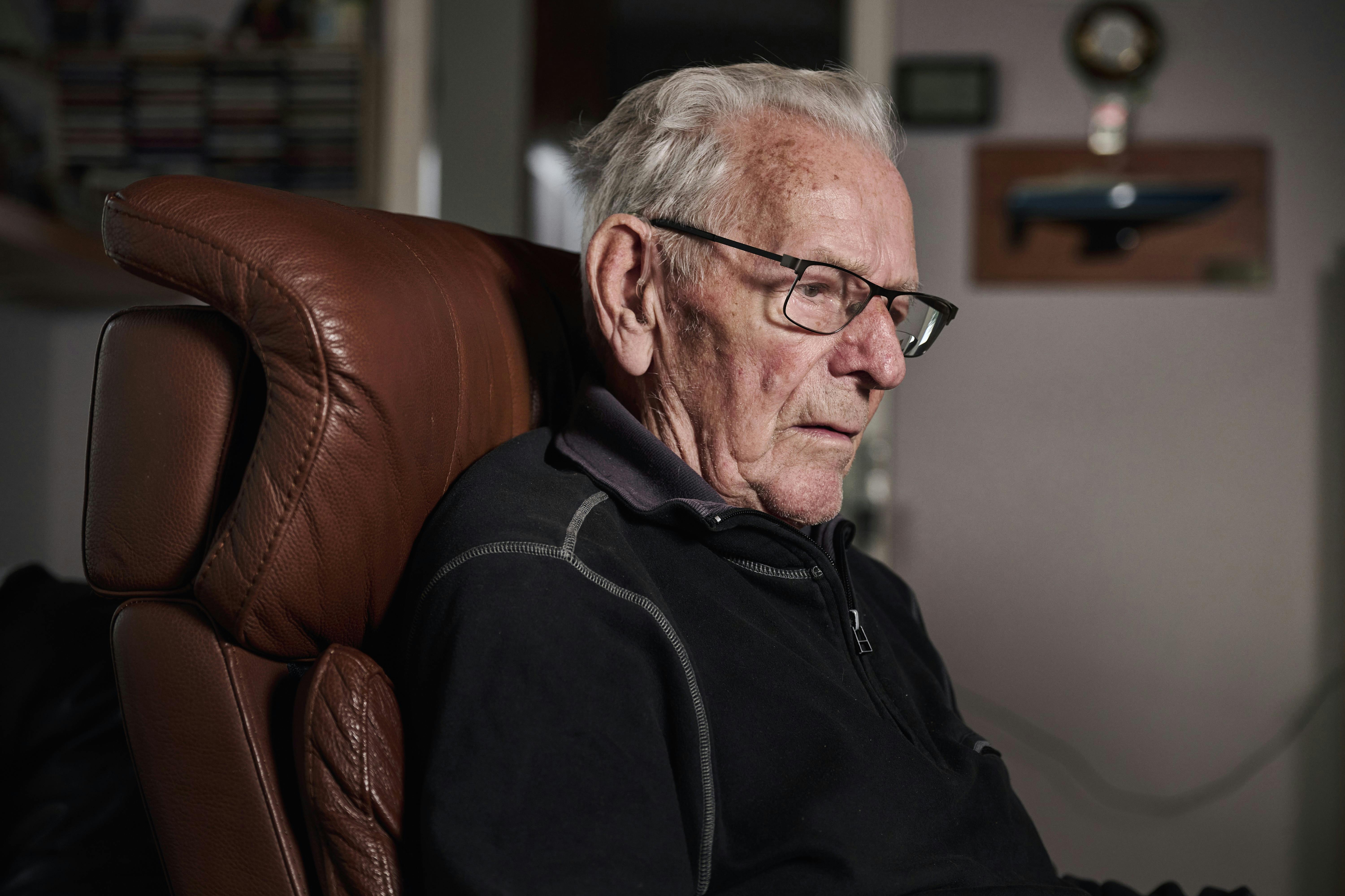 Ejler Borch der sidder i en lænestol.