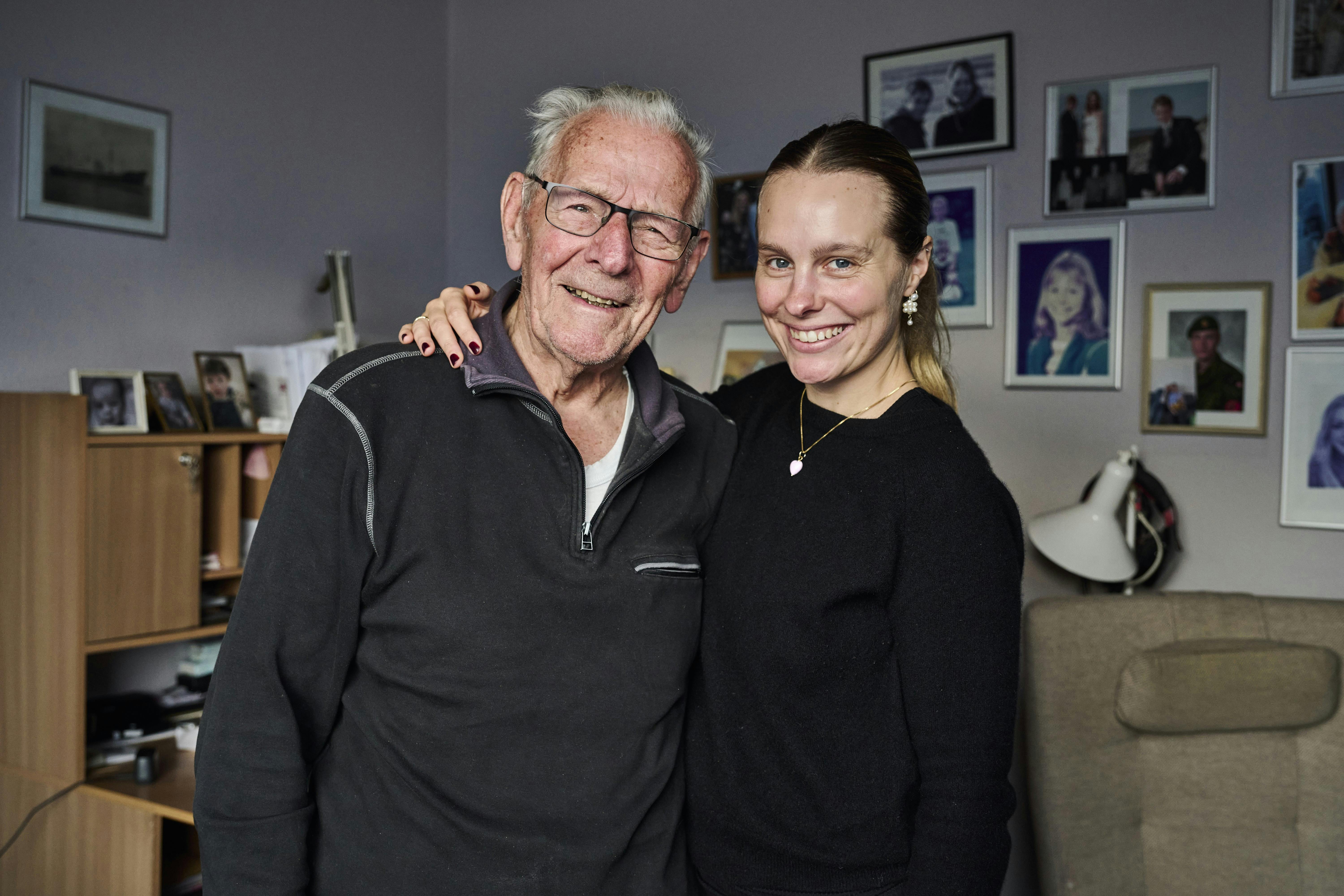 Ejler Borch og barnebarn Josefine Borch Mason, der står og krammer hinanden. 