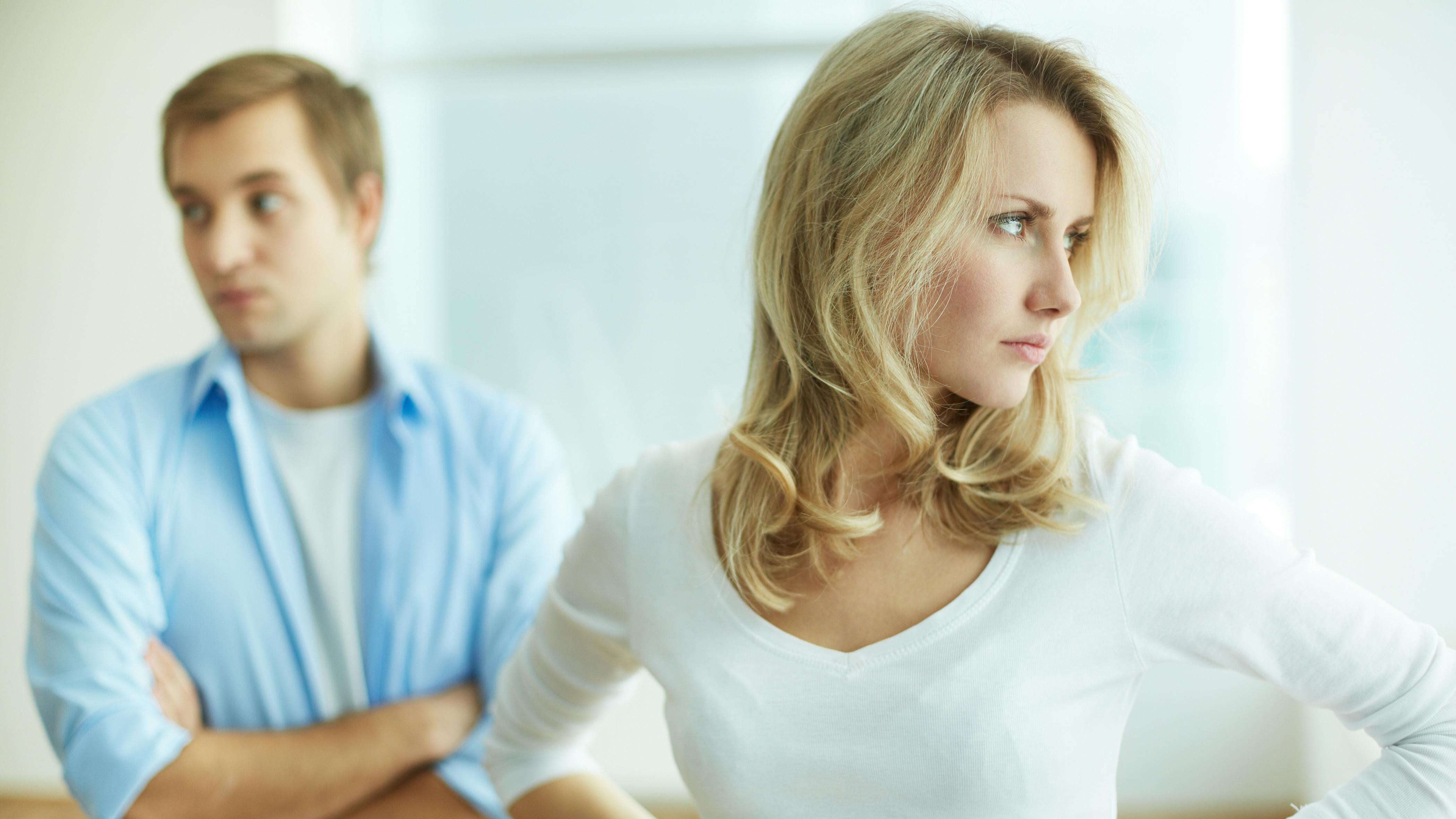 Ung kvinde skændes med sin mand