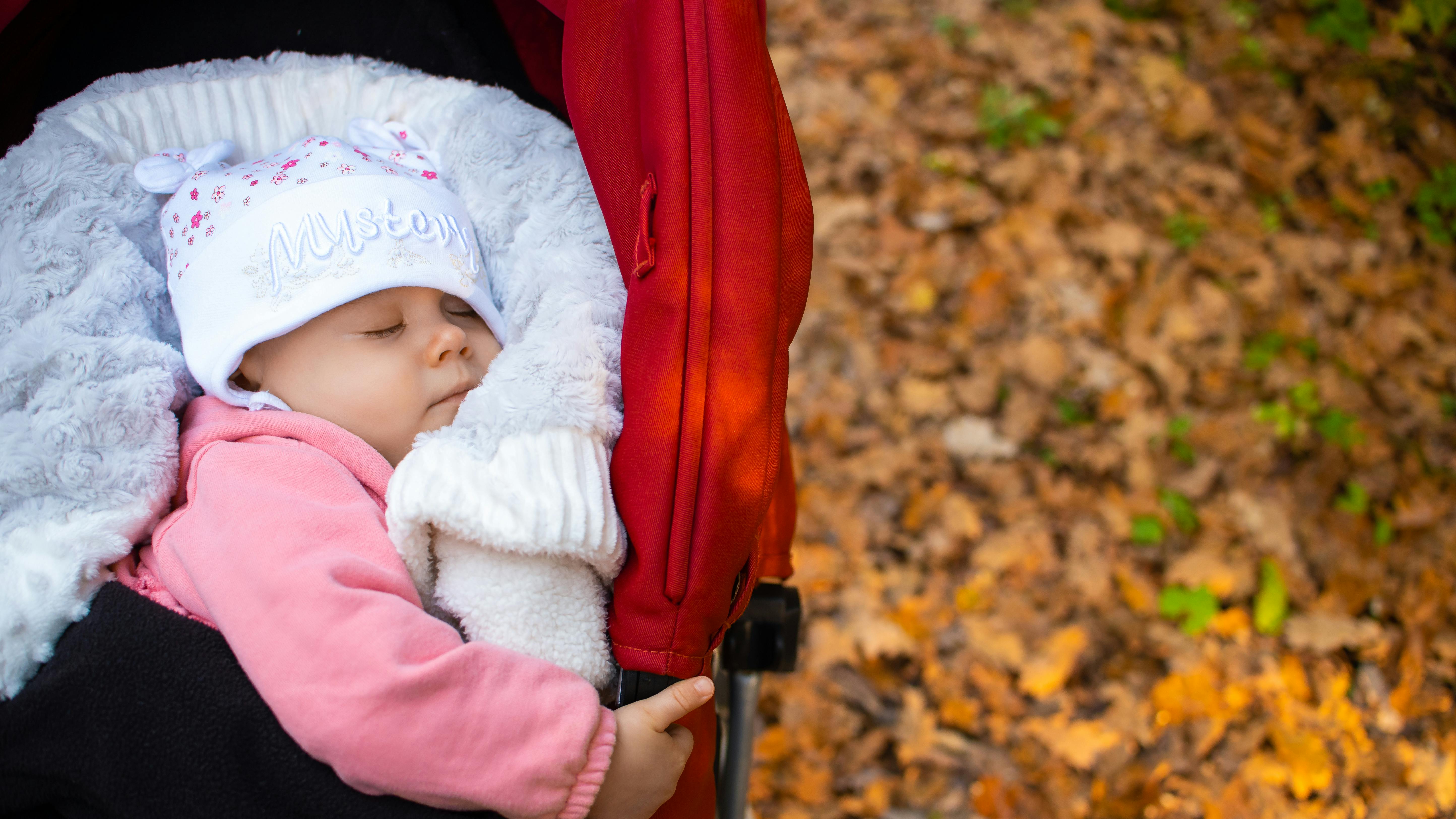 Baby sover lur udenfor