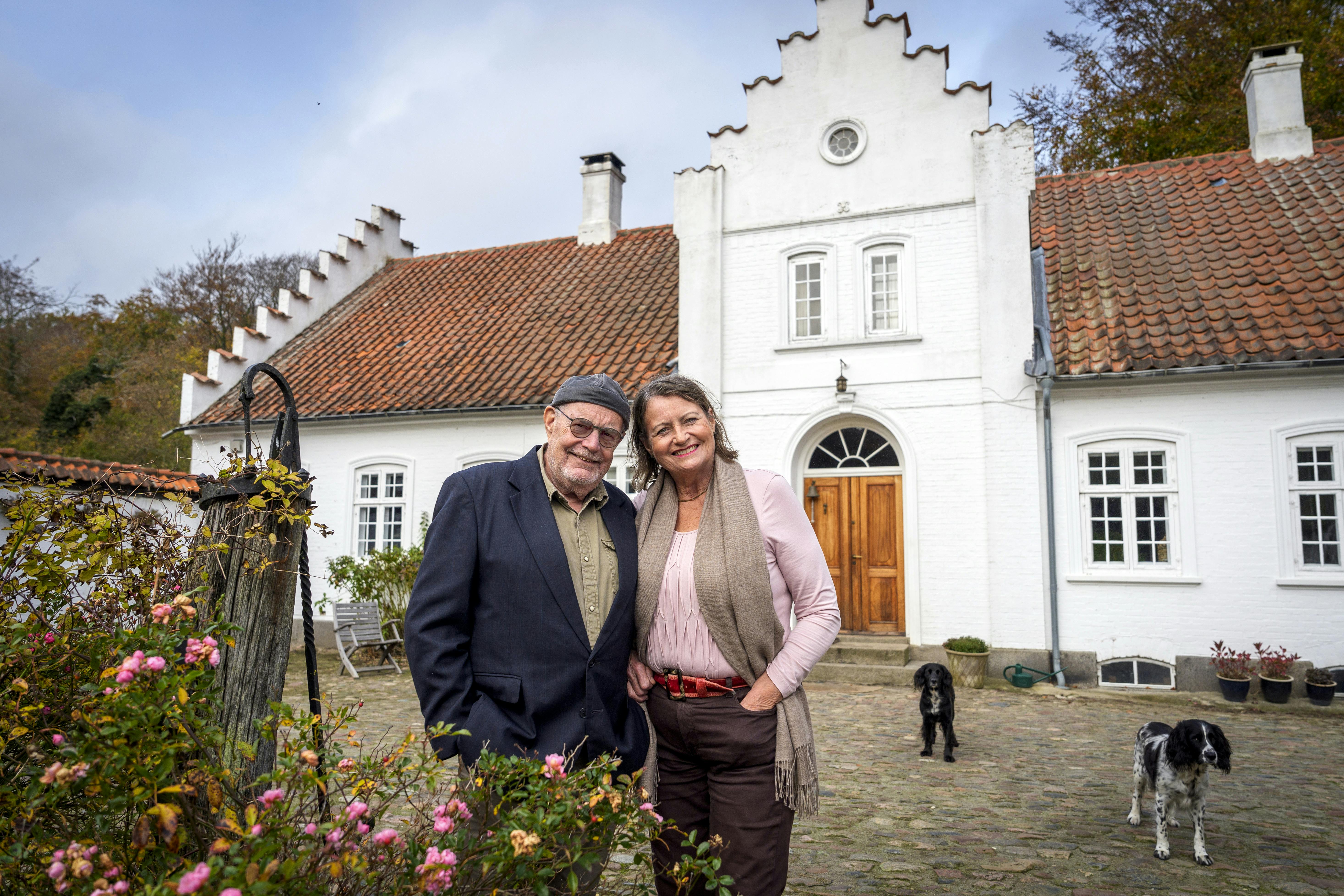 Mathilde Bondo og Lasse Helner alias den musikalske, fynske duo Lasse & Mathilde foran deres smukke stuehus i Lundeborg.