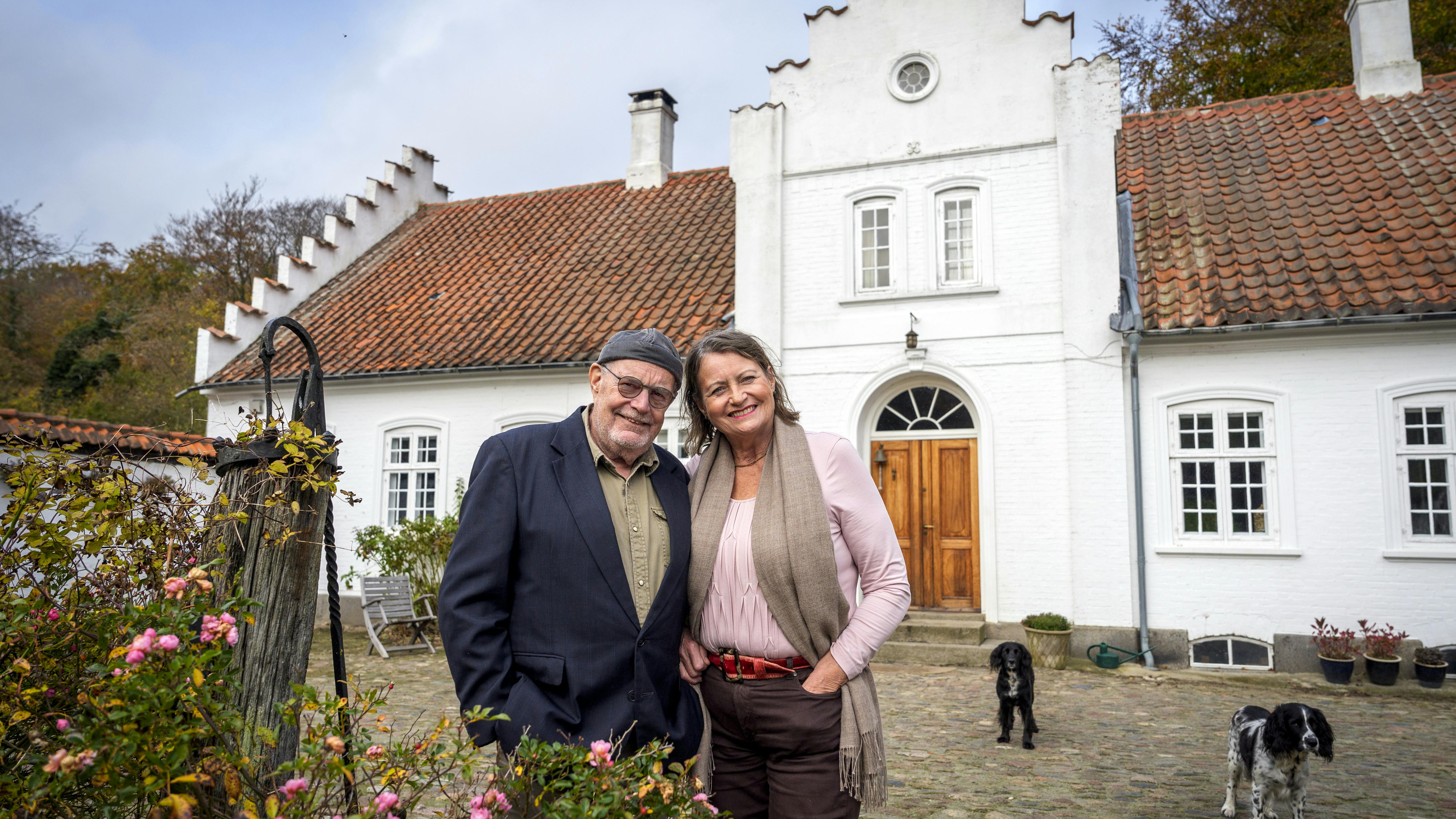 Mathilde Bondo og Lasse Helner alias den musikalske, fynske duo Lasse & Mathilde foran deres smukke stuehus i Lundeborg.